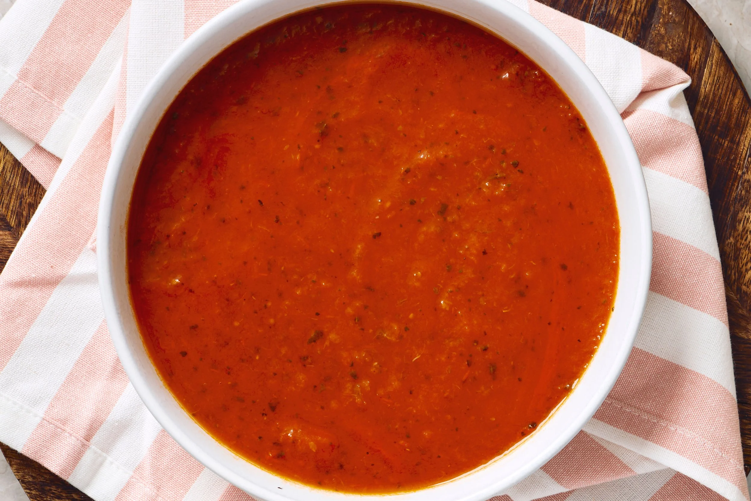Én tomatsuppe, to ulike middager: Slik sparer du tid og penger i hverdagen