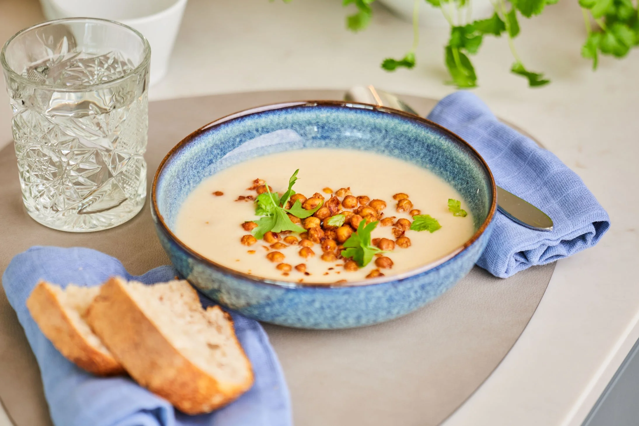 Blomkålsuppe med ristede kikerter og persille