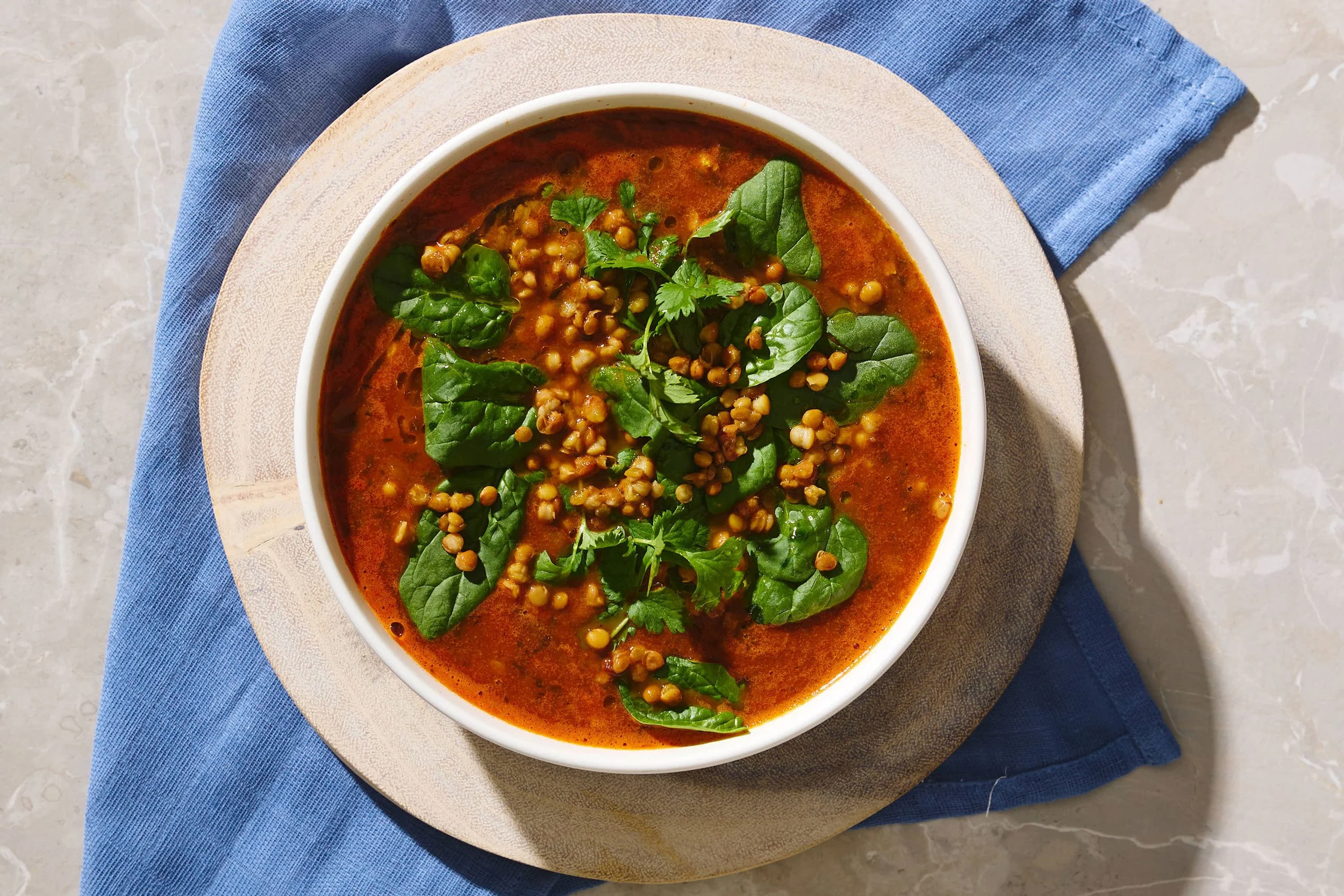 Kikert- og kyllingsuppe med linser, spinat og koriander