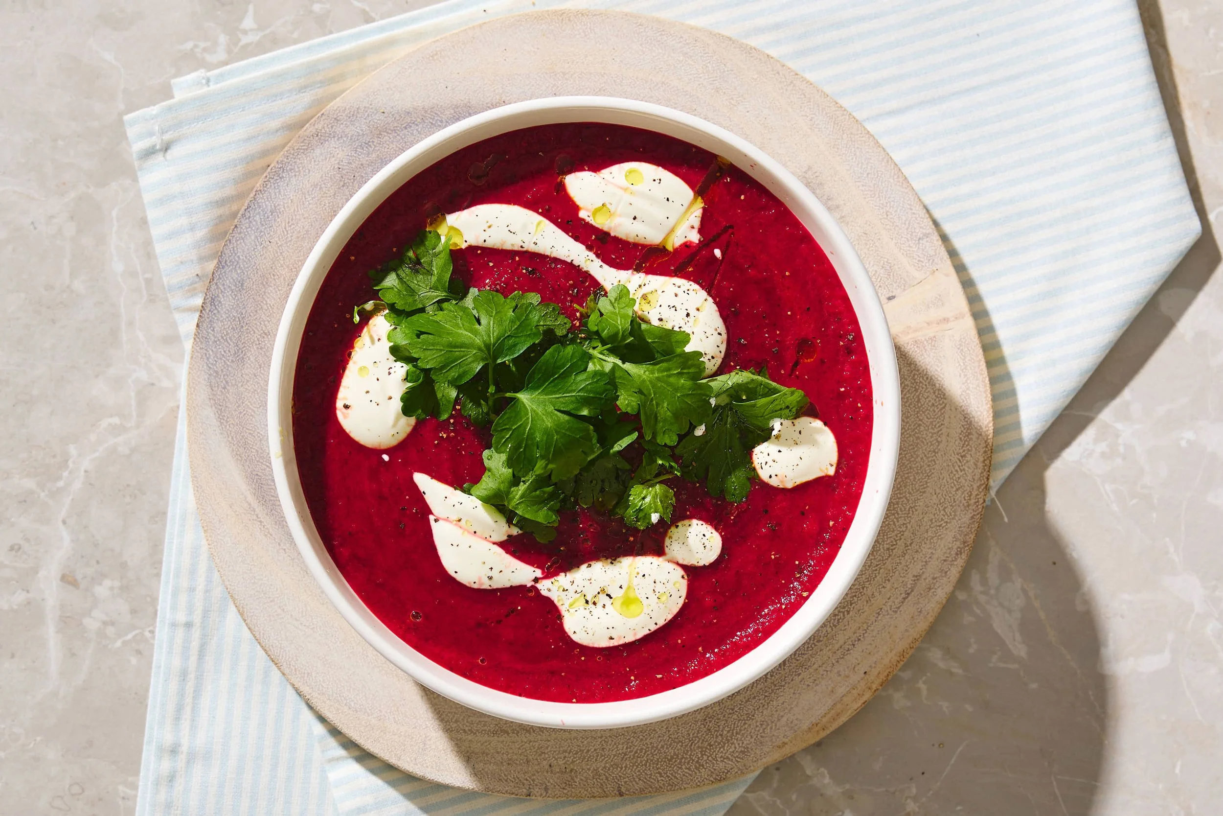 Rødbetsuppe med gulrot, persille og rømme