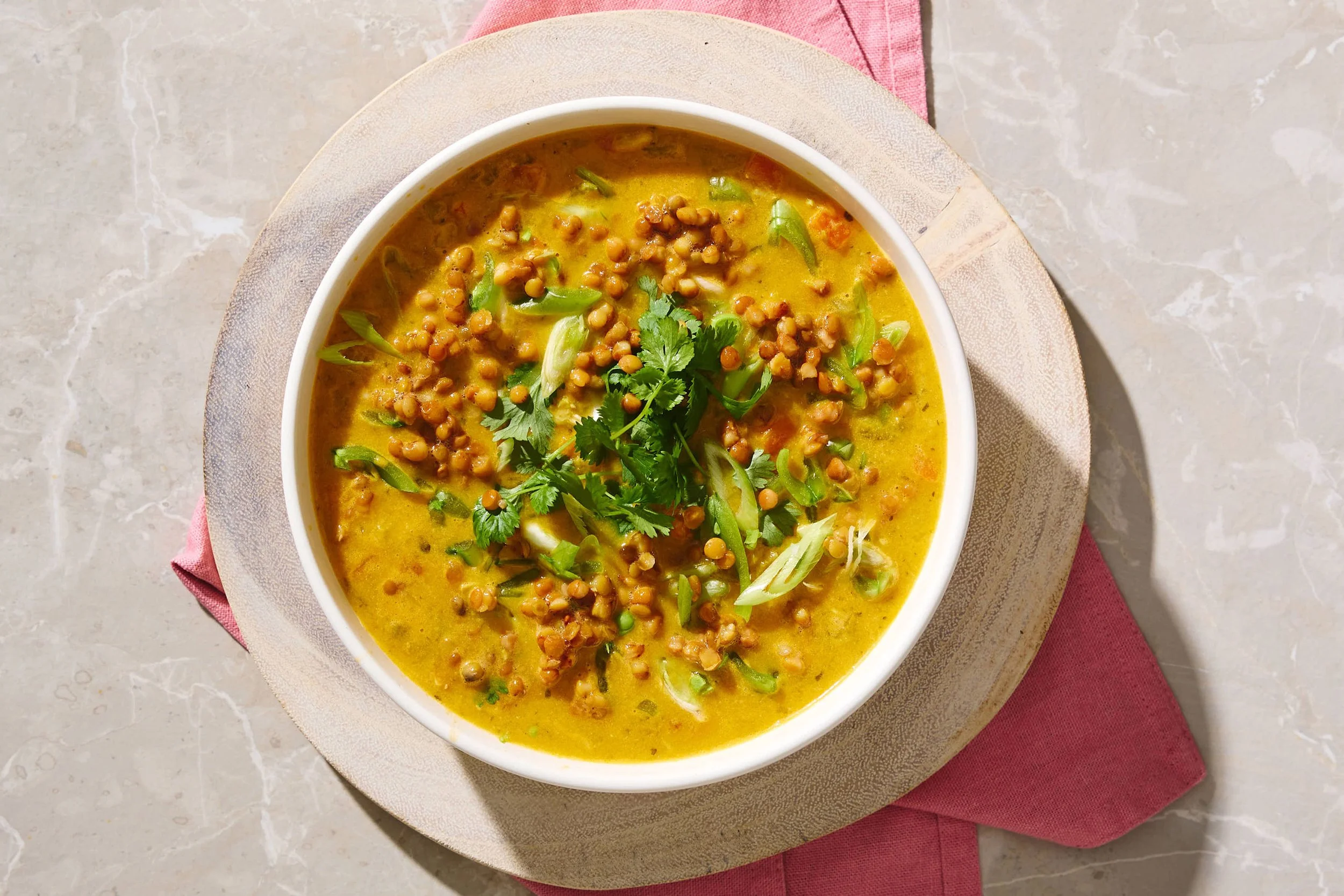 Kyllingsuppe med curry, linser, sukkererter og koriander