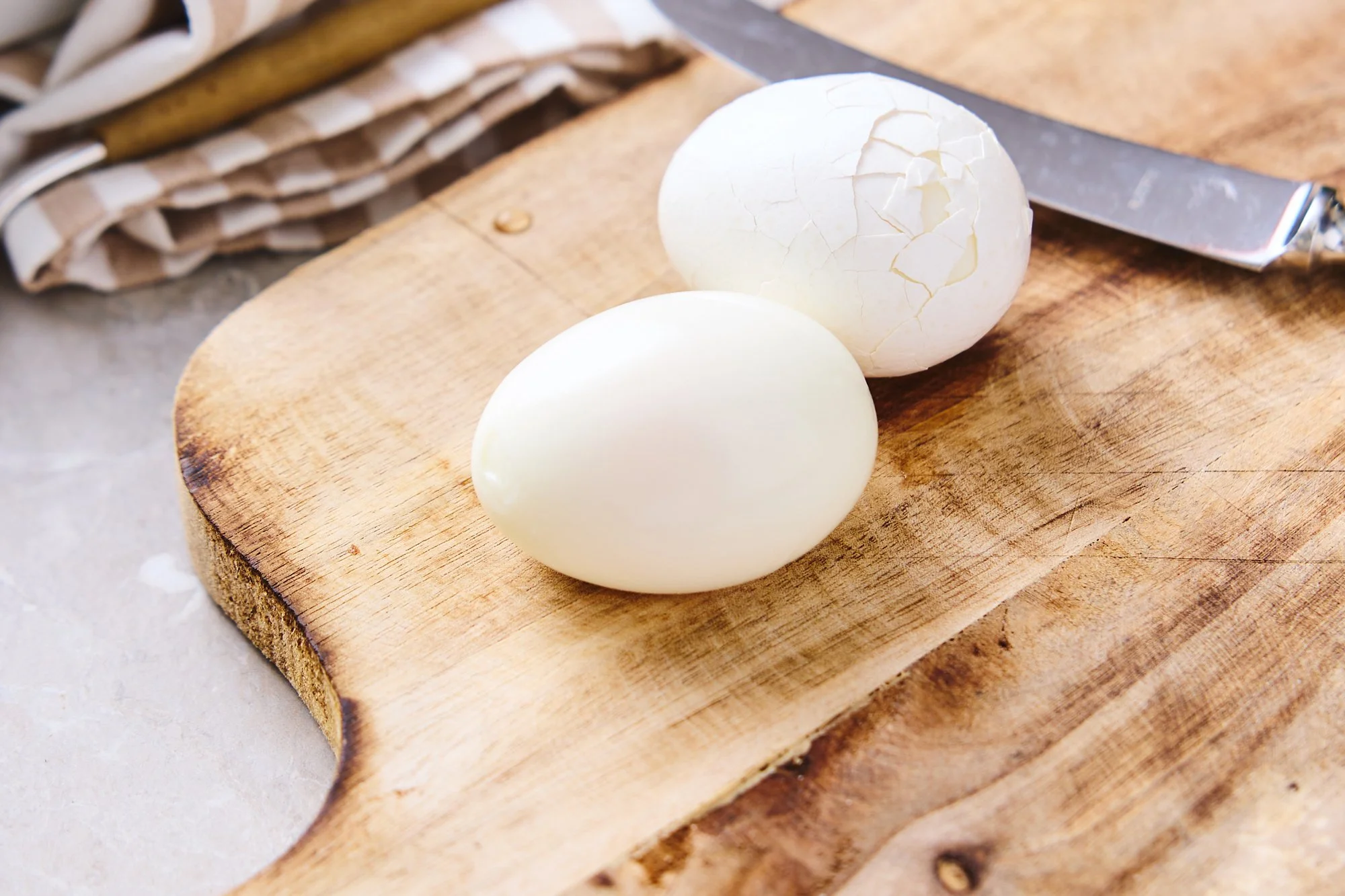 To egg på fjøl med en kniv.