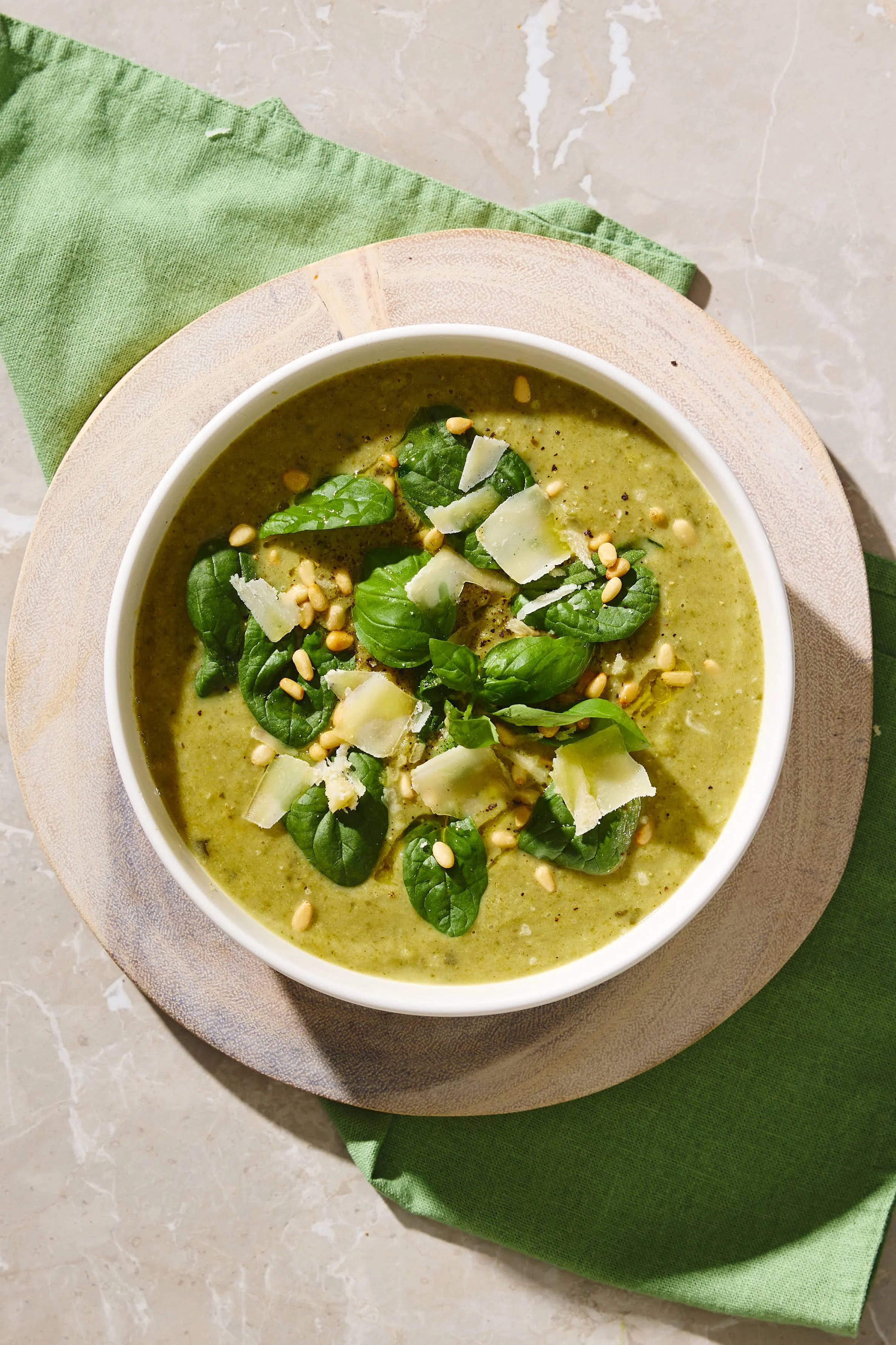 Brokkoli- og blomkålsuppe med spinat og erter