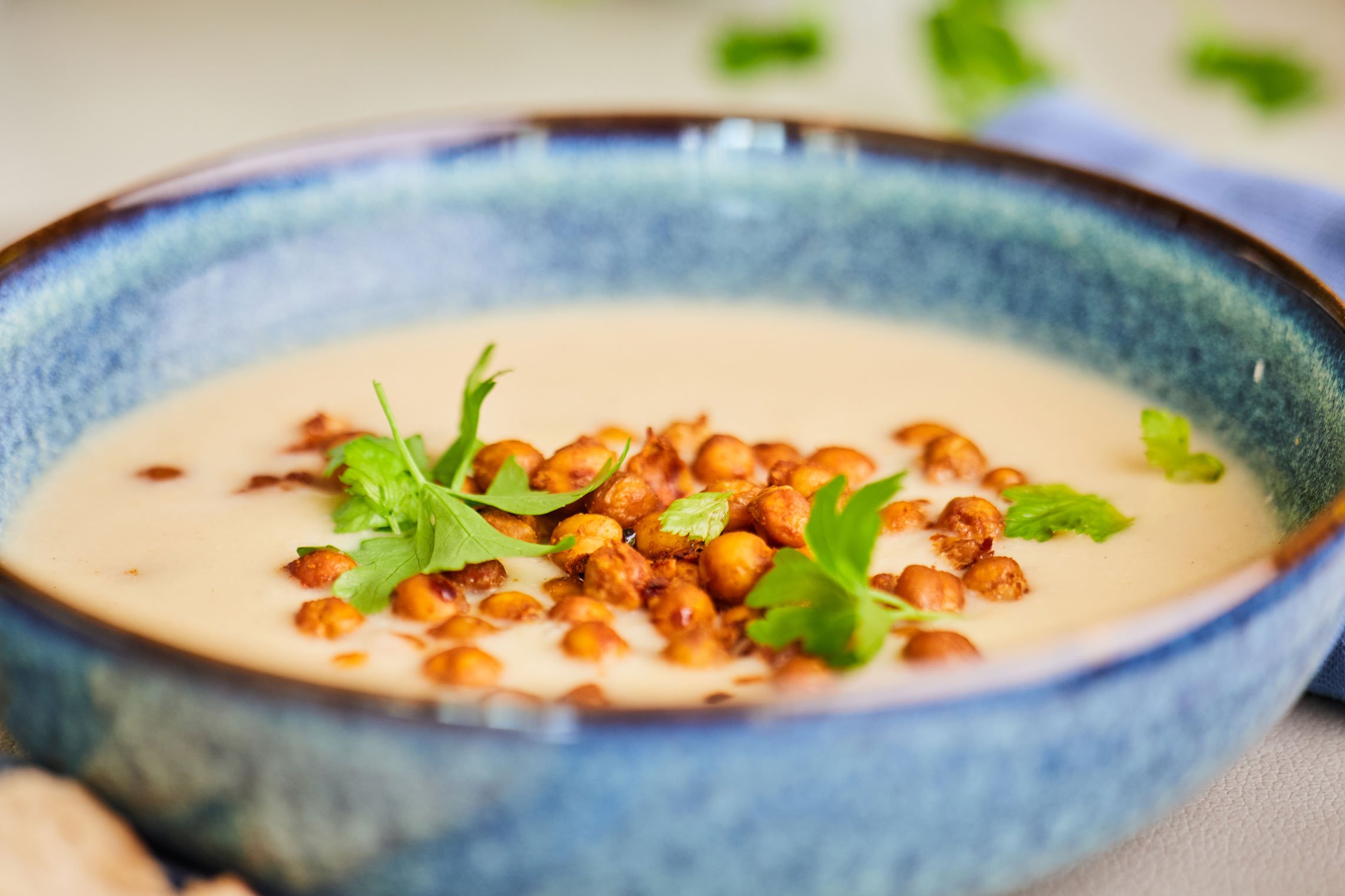 Vegansk oppskrift fra Foodyfly med blomkålsuppe, kikerter og persille