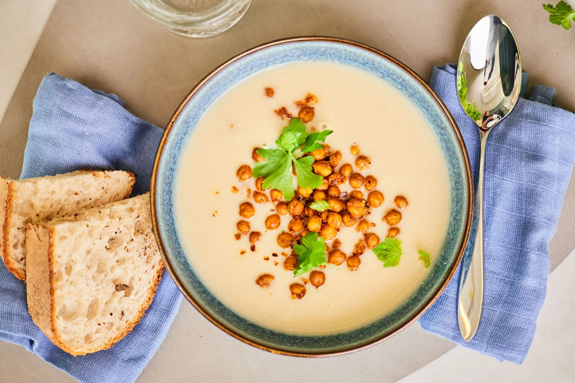 Vegansk suppemiddag med Foodyfly blomkålsuppe med ristede kikerter og persille