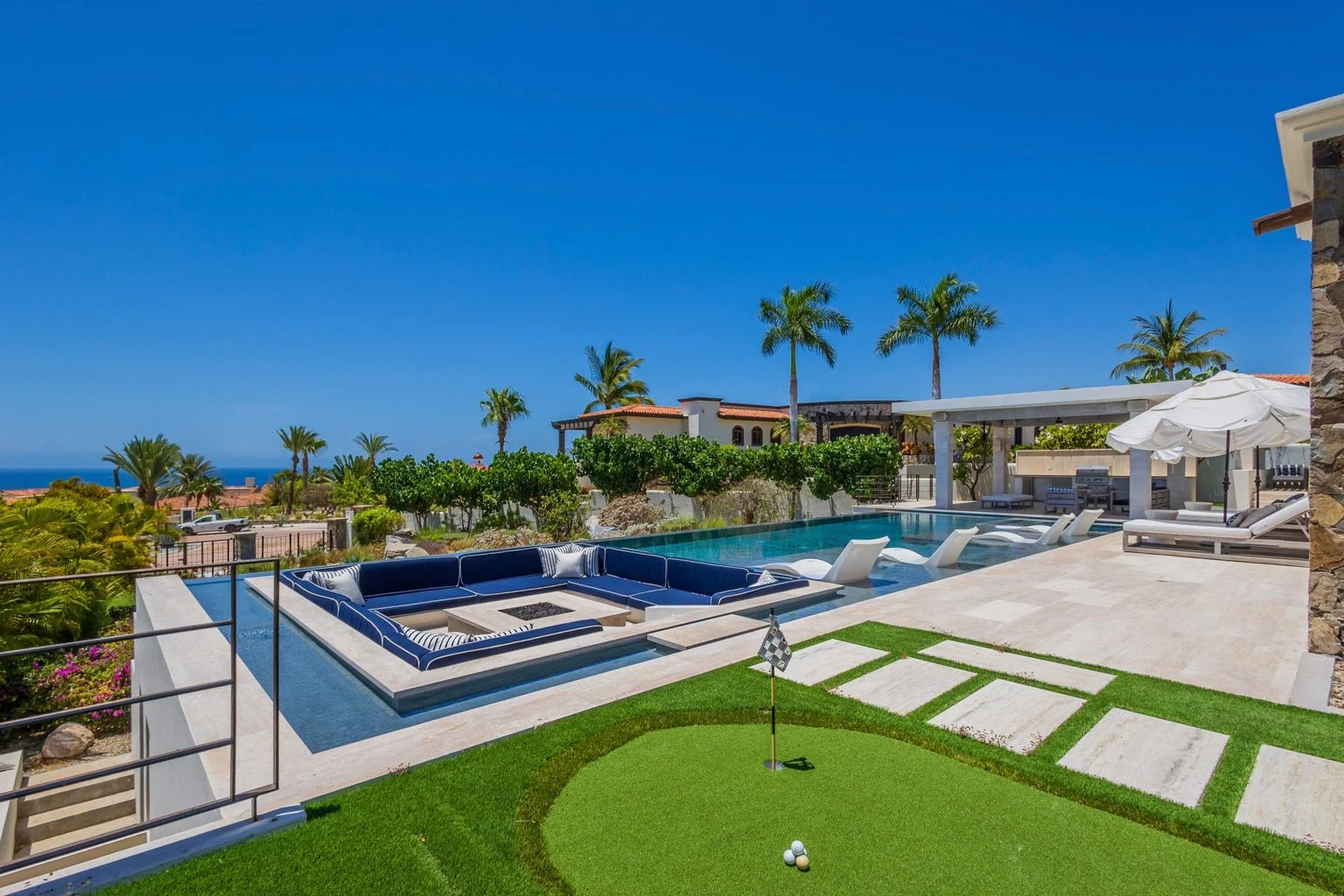 Casa Royale 1.jpg