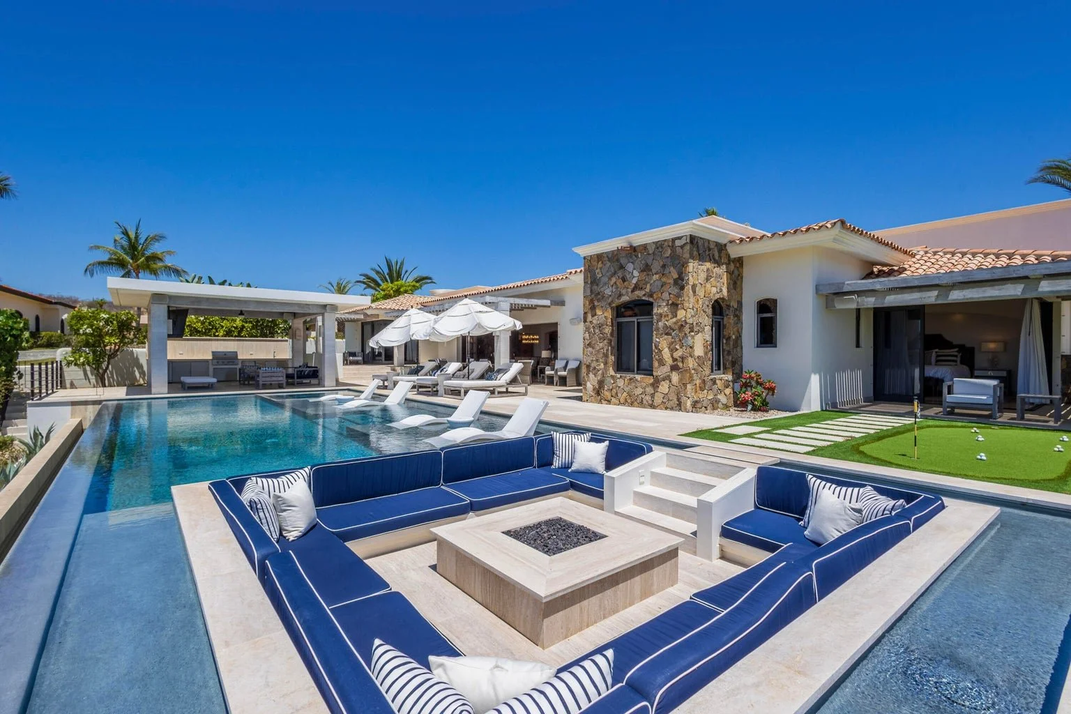 Casa Royale 3.jpg