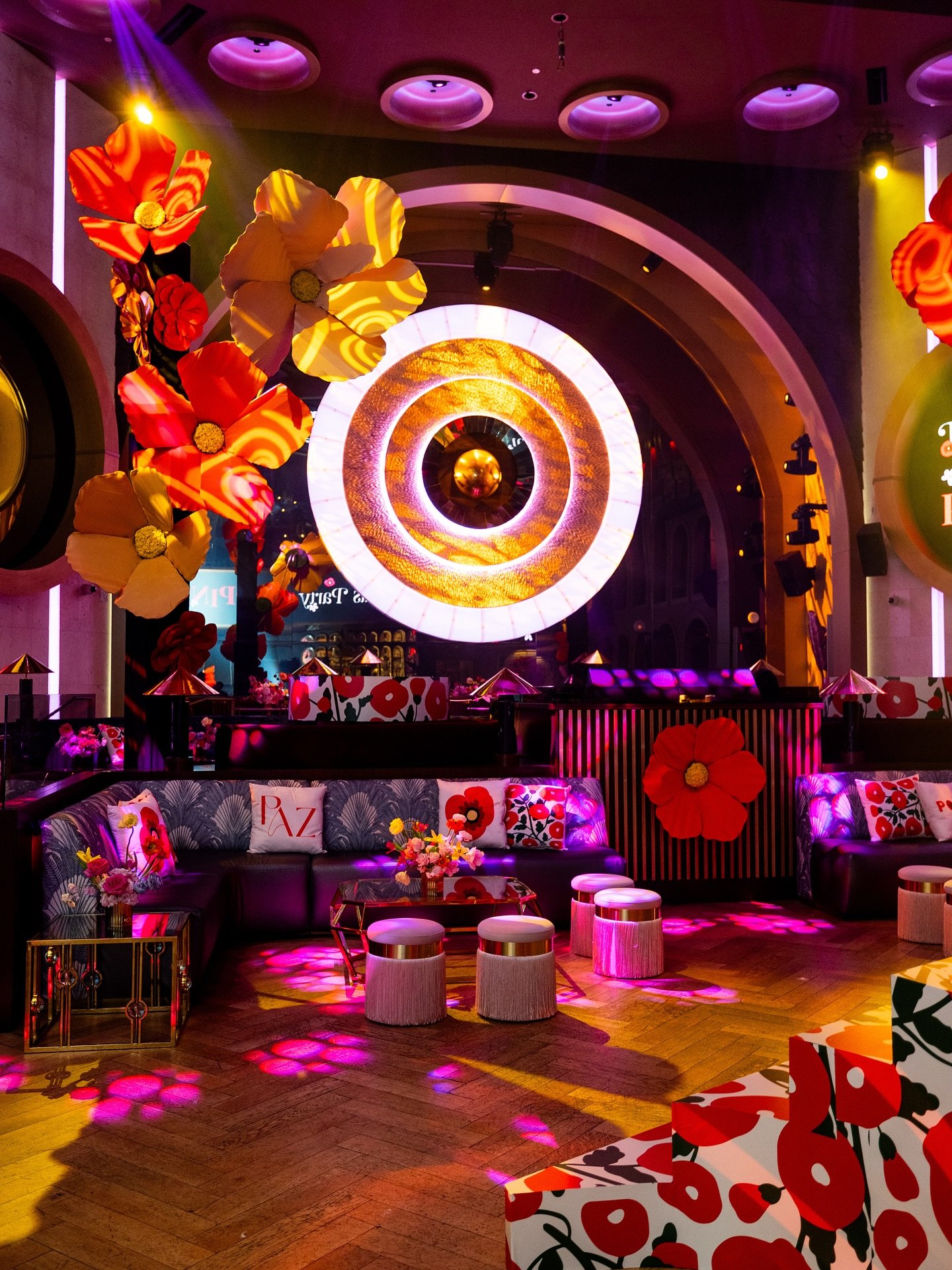A world made to pop.
@queenmiamibeach set the scene &mdash; An icon reimagined, where bold contrast met playful edge. Sculptural oversized blooms and sugar-filled surprises turned every corner into a moment. From pop art to Pop-Tarts, this was a nigh