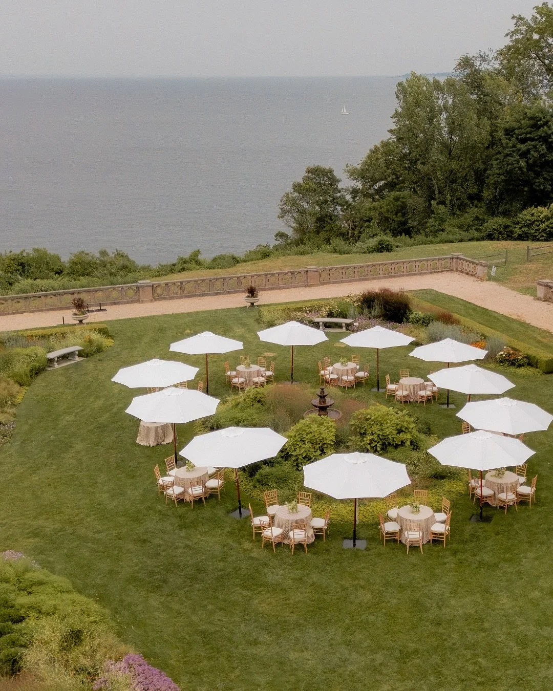 An end-of-summer soir&eacute;e ✨

Planning: @biancabinc
Floral Design and Decor: @cerkacreative
Venue: @sandspointpreserve
Photography: @gabrielarojas.co
Videography: @kennethcooperfilms
Lighting Production: @fusionlightingproductions
Entertainment: 