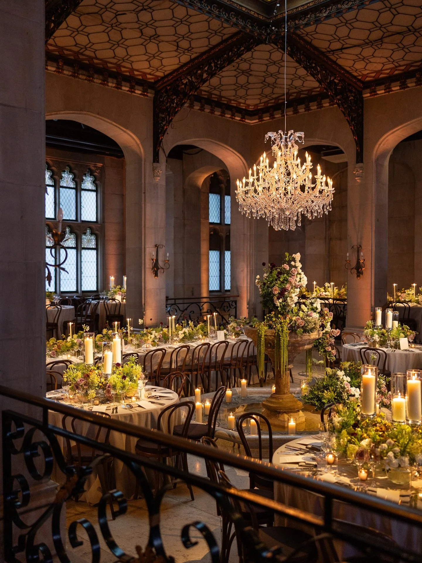 For the reception at the historic @sandspointpreserve, guests entered the castle for a candlelit dinner in dusty pink tones and moody accents, a setting that felt uniquely intimate.

Planning: @biancabinc
Floral Design and Decor: @cerkacreative
Venue