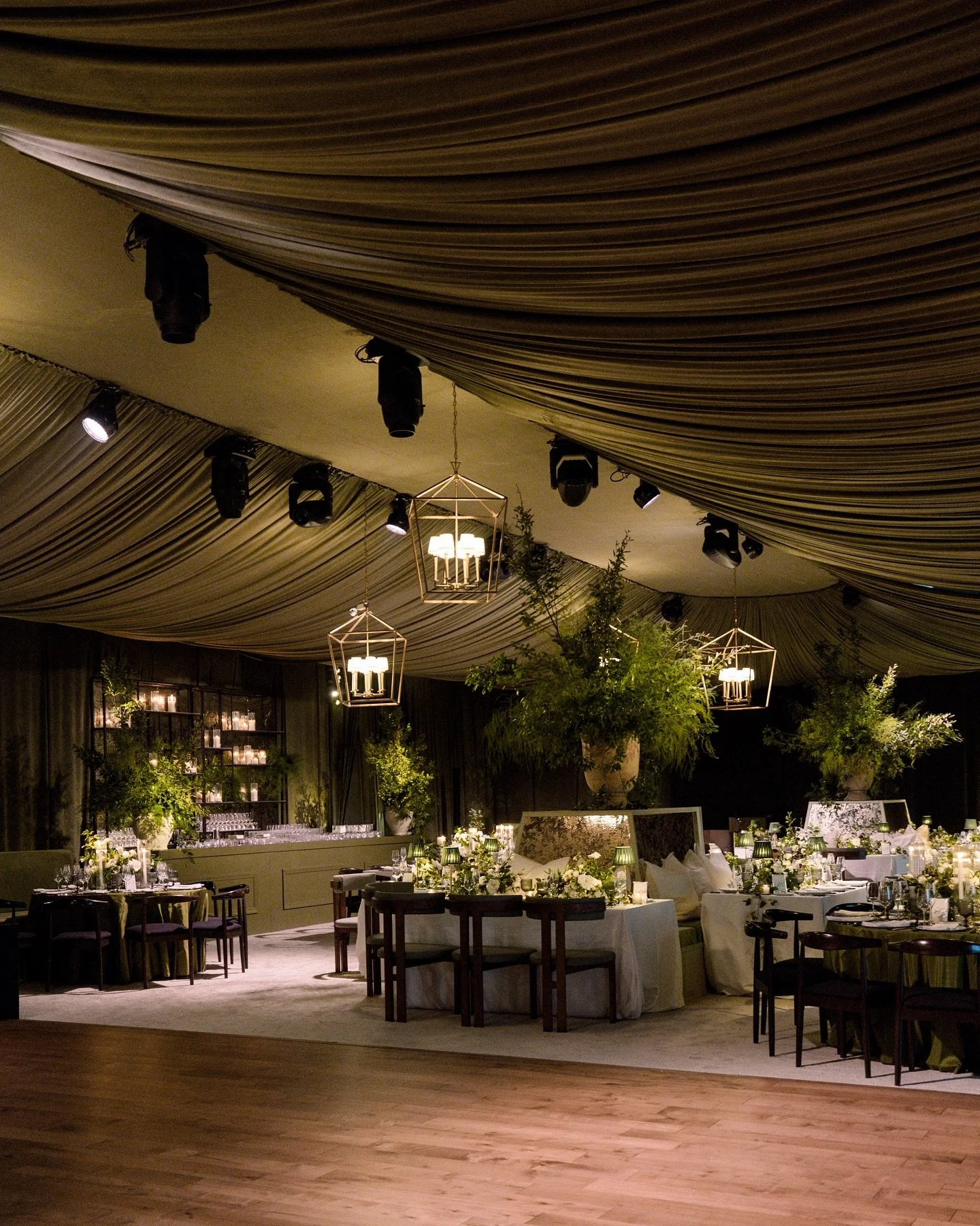Step into @glenmeremansion for Amanda &amp; Sam&rsquo;s incredible reception. Swipe to enjoy the beauty and details of a space that transported everyone into a dream .✨

Venue: @glenmeremansion
Event Planning: @sensesolutions
Event design, Fabricatio