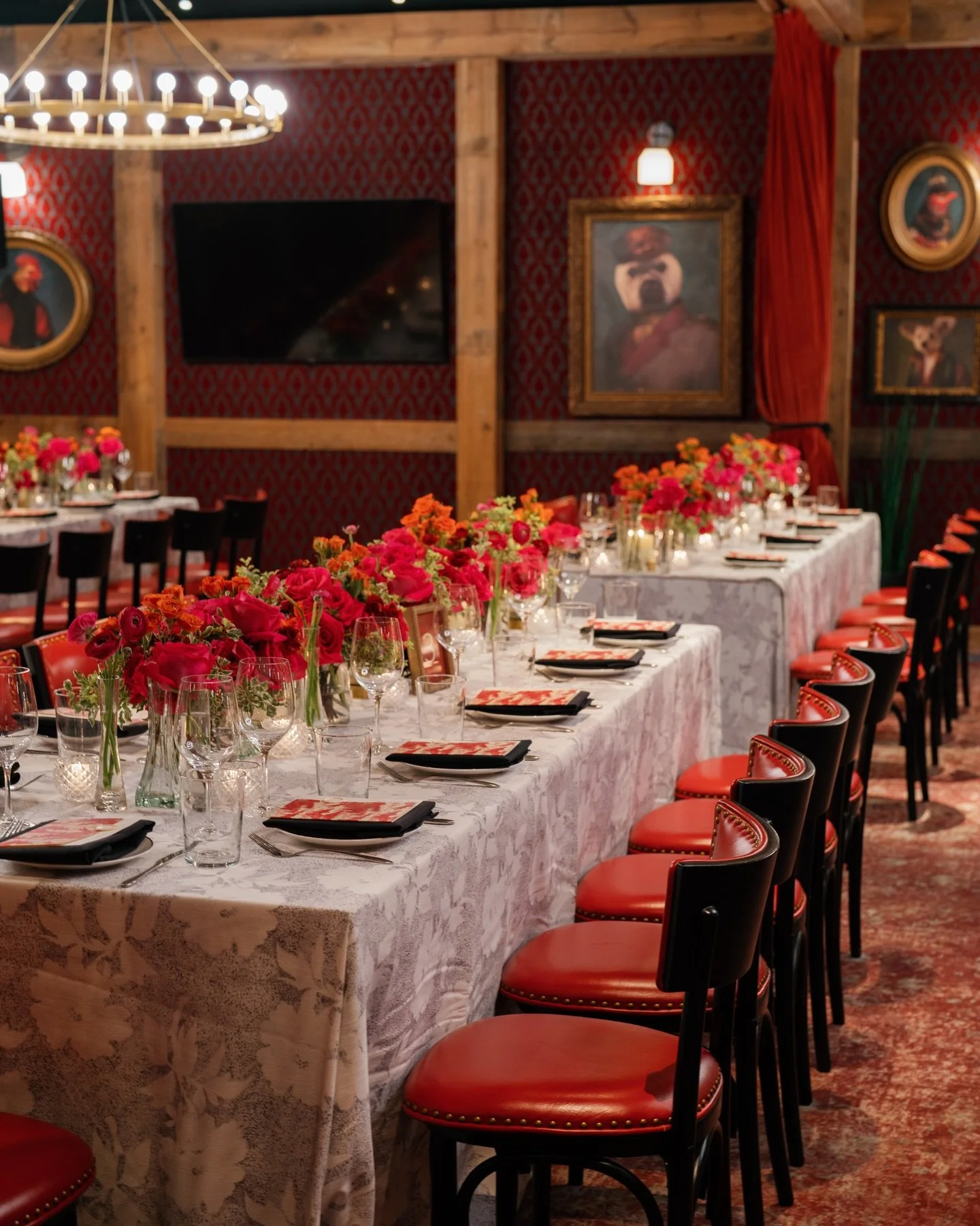 The night before ❤️ Megan &amp; Jonathan&rsquo;s Aspen wedding weekend began with deep red hues and all the fun at Catch. Mountain-chic weekend loading&hellip;

Planning &amp; Design: @goldleafevent 
Event Design, Florals &amp; Production: @cerkacrea