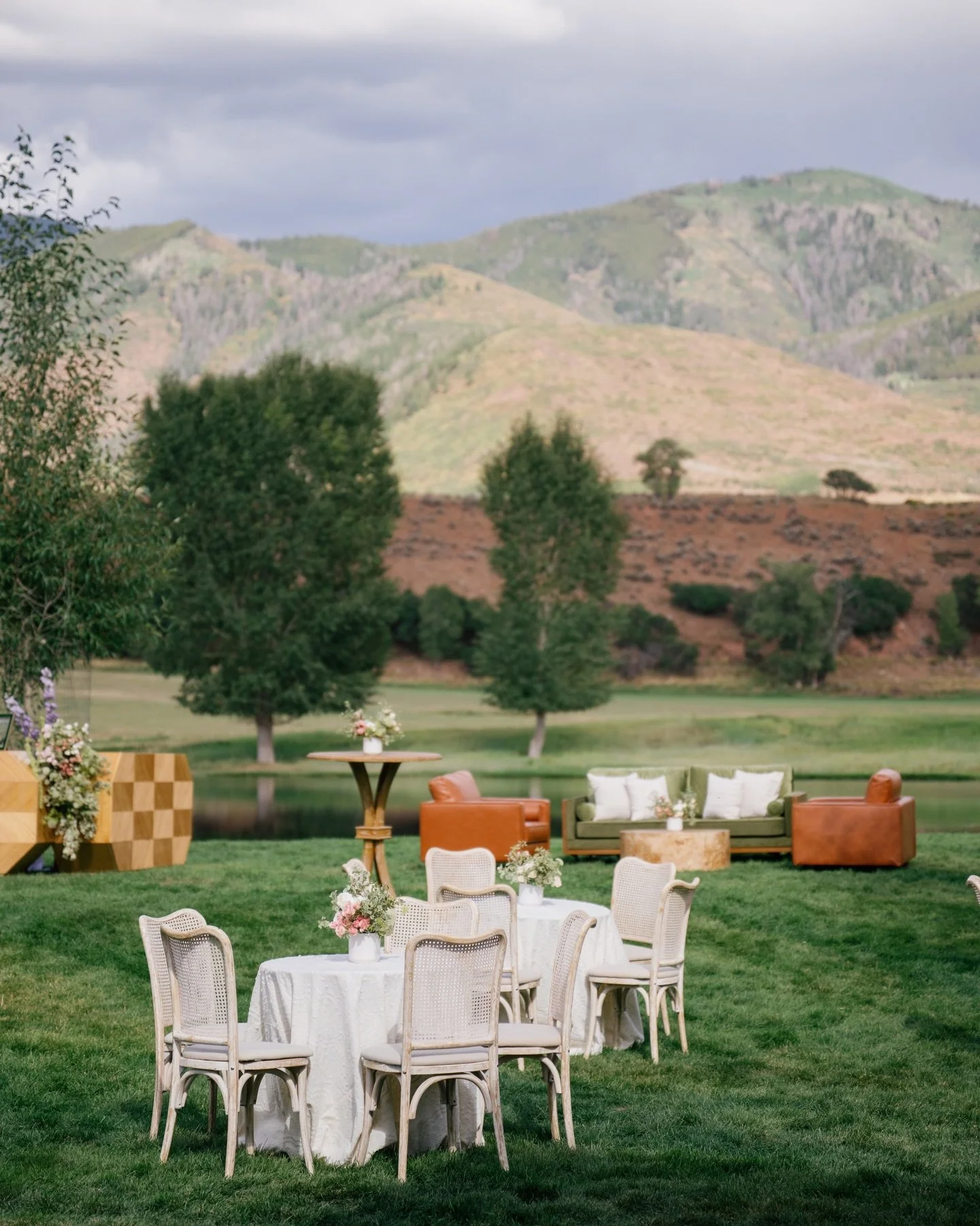 Guests sipped cocktails with a view that looked straight out of a painting.🥂⛰️

Planning &amp; Design: @goldleafevent
Design, Production &amp; Florals: @cerkacreative
Venue: Chaparral Ranch, CO
Videography: @majestikweddings
Photography: @rachelhave