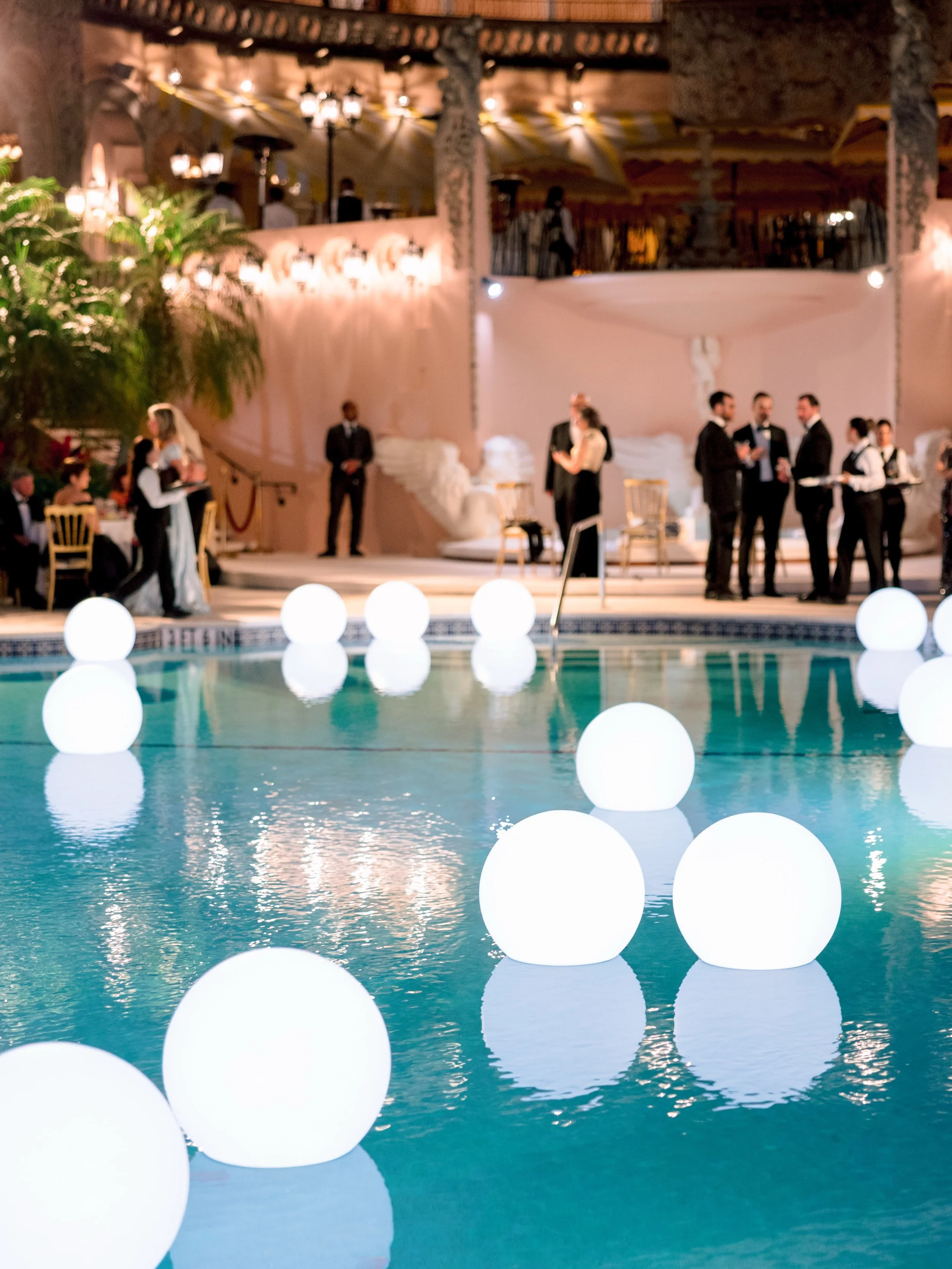 Sip &amp; mingle. 🍸🍸🍸

Event Planning: @gourmetadvisoryservices @claudia_warner @melisrosen @carolinemodica
Event Design, Florals, Fabrications &amp; Production: @cerkacreative
Photography: @gregfinck
Videography: @currentfilms
Photobooth: @mirmir