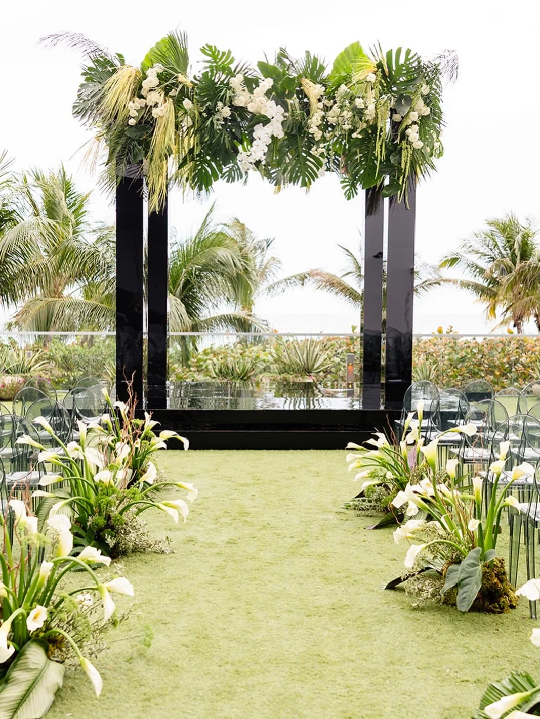 Bold &amp; Tropical 🌴🖤 

Planning: @sarareneeevents
Event Design, Florals, Fabrications &amp; Production: @cerkacreative
Venue: @1hotel.southbeach @1hotels
Photography: @luvroxphotography
Content Creation: @gabrielarojas.co
Entertainment: @liventgr