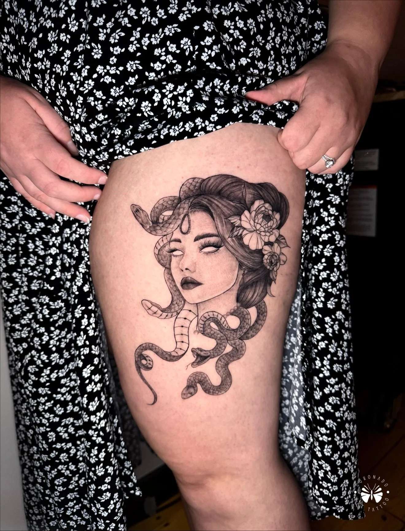 Medusa tattoo fully healed ! 
Huge thanks to @faunaoenning for trusting me with this piece, such an awesome project to work on! Loved bringing this mythological beauty to life and adding my own touch to the design. Always a pleasure creating beautifu