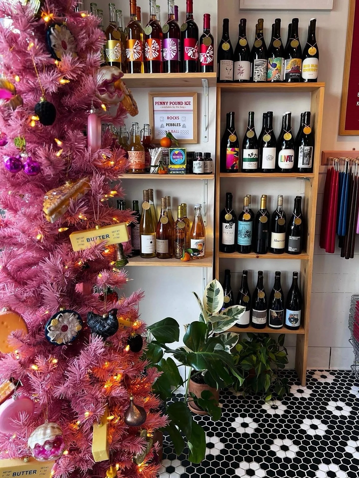 Grab last-minute gifts, snacks, wine, and more at @ladyandlarder! 🍷 Support your favorite woman-owned local business by stopping by their Pico Blvd shop and exploring everything the neighborhood has in store.
⠀⠀⠀⠀⠀⠀⠀⠀⠀
Looking for something extra sp