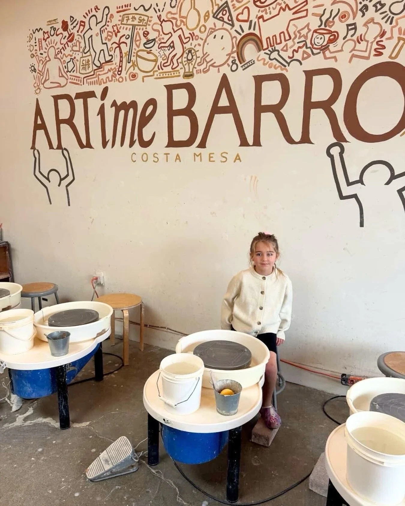 Get some Spring Break activities on the calendar, stat! 🌸
⠀⠀⠀⠀⠀⠀⠀⠀⠀
ARTime BARRO Kids &amp; Teens Pottery Classes let young artists explore wheel throwing and hand-building while creating two pieces of their own, think cups, bowls, plates, and more!