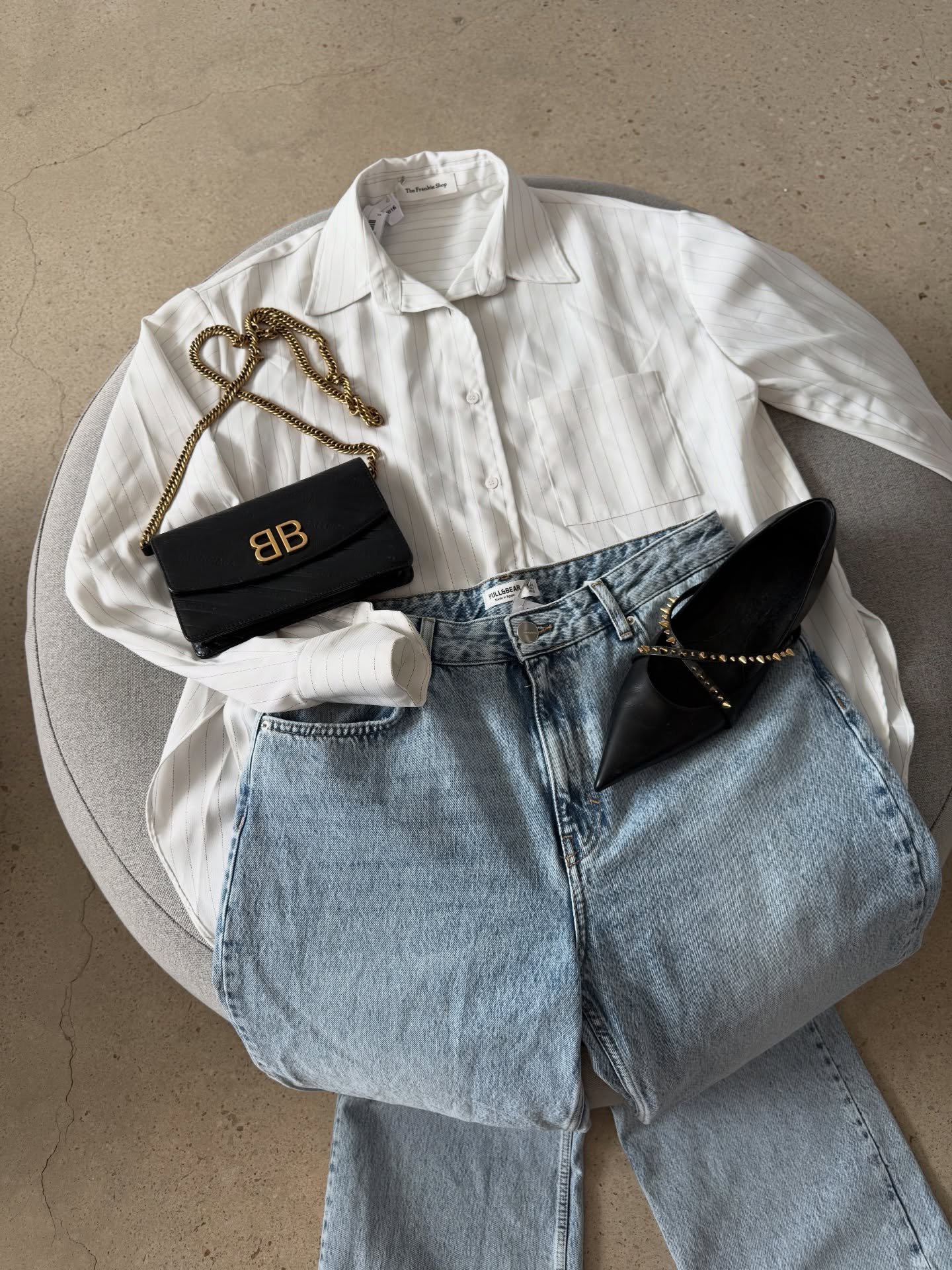 The racks are looking very good this weekend 👀

Image 1:
The Frankie Shop shirt - size OS - $30
Pull and Bear jeans - size 40 - $20
Alexander McQueen black sandals - size 40 - $400
Balenciaga wallet chain bag - $600

Image 2:
Glassons top - size L -