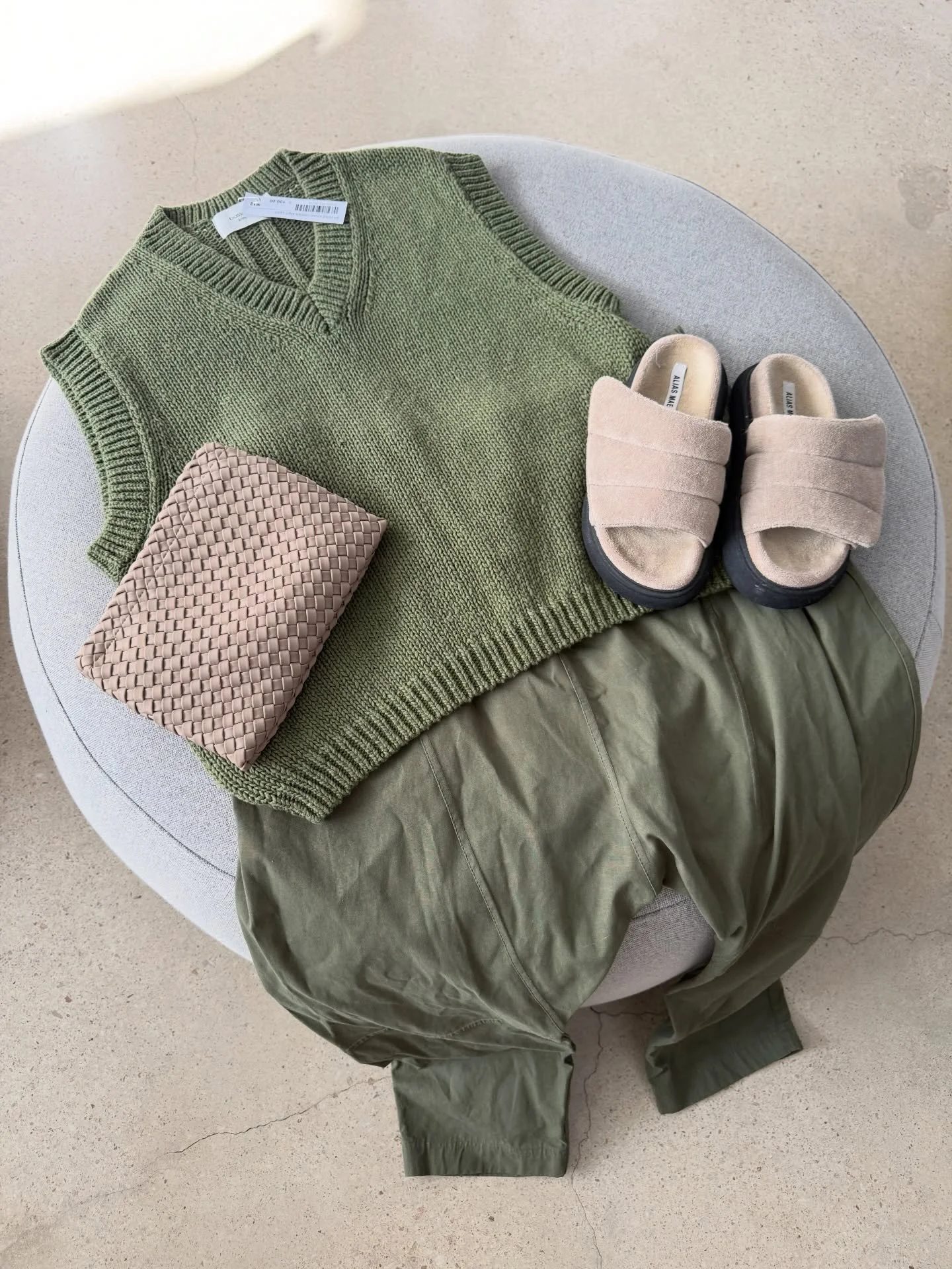 All in the details 🤍

Image 1:
Bassike green knit vest - size 4 - $100
Bassike khaki pants - size 4 - $90
Alias Mae slides - size 36 - $65
Prene bag - $25

Image 2:
Witchery bomber jacket - size 10 - $95
Country Road mini skirt - size 10 - $50
Count