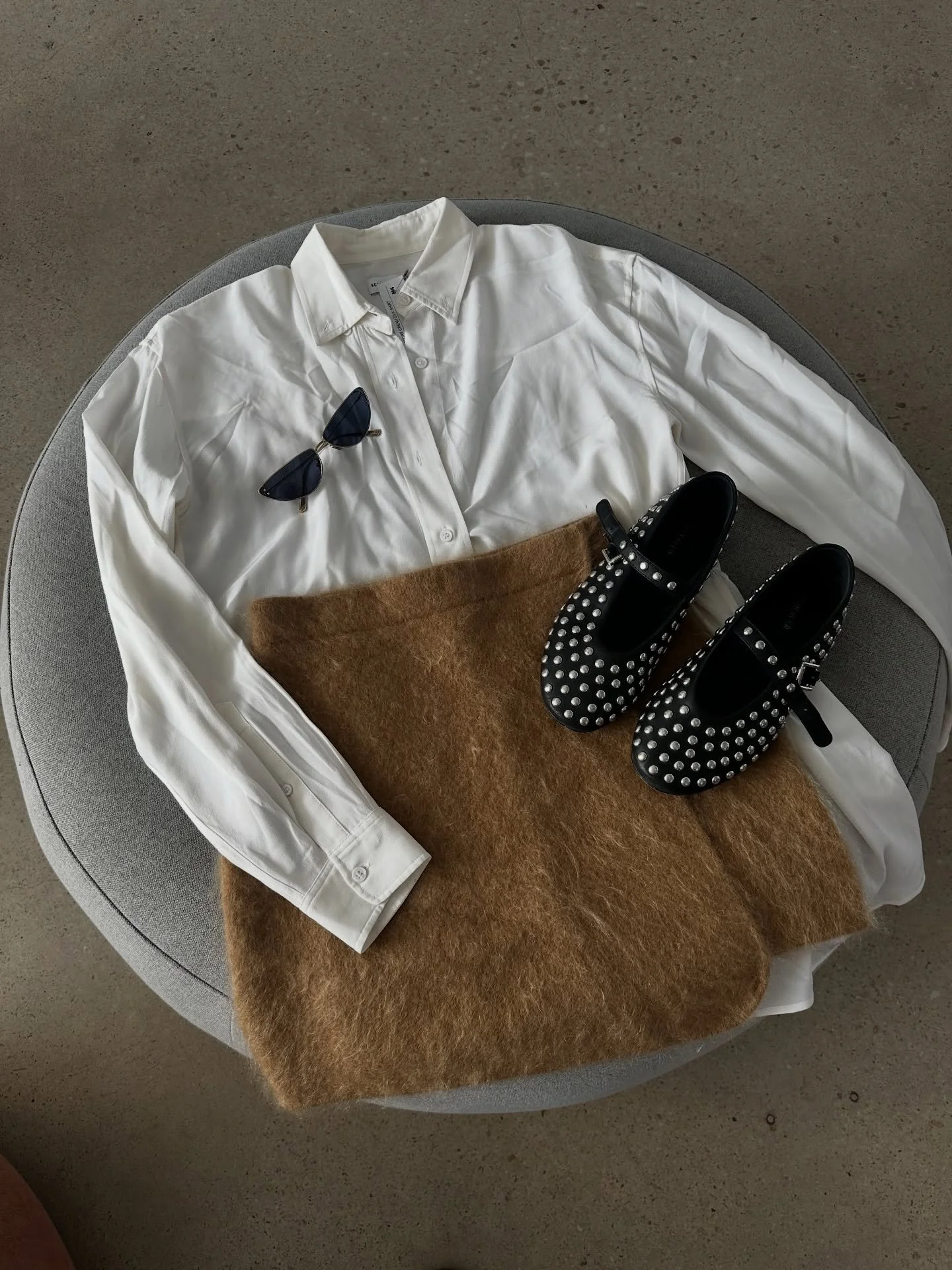 Your fav flat lays are here ❤️

Image 1:
Scanlan Theodore white shirt - size 6 - $120
By Marlene tan skirt - size S - $220
Jo Mercer stud slides - size 38 - $95

Image 2: Scanlan Theodore blue velvet blazer - size 10 - $220
Scanlan Theodore white jea