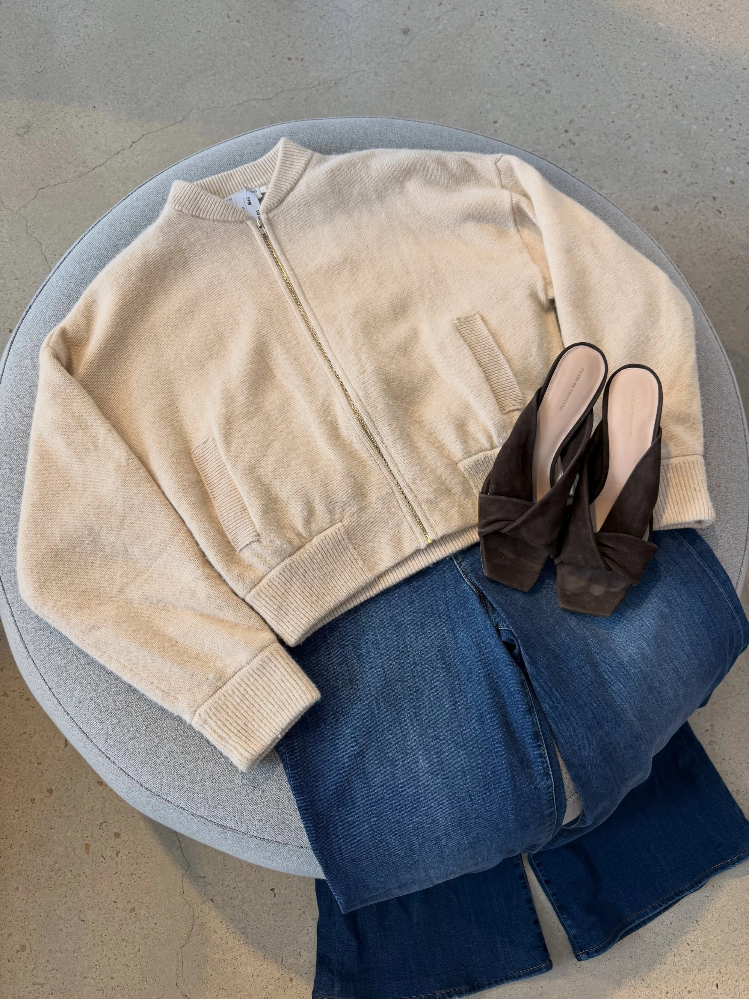 Some gorgeous pieces have just landed! 🙌🏼🌟

Image 1:
Scanlan Theodore bomber - size M - $170 - M20
Frame denim jeans - size 8 - $110 - Mi4
Scanlan Theodore heels - size 40 - $110 - Mi4

Image 2:
Hansen and Great white set - size XS/S - $150 - M20
