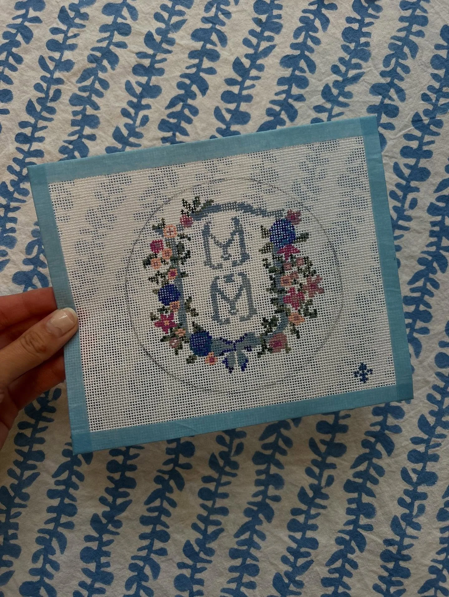 Had so much fun making this special custom wedding crest ornament for the beautiful bride, @missywilliams2!! A keepsake treasure to remember the special day and just in time for your Christmas tree!! 💙💙💙