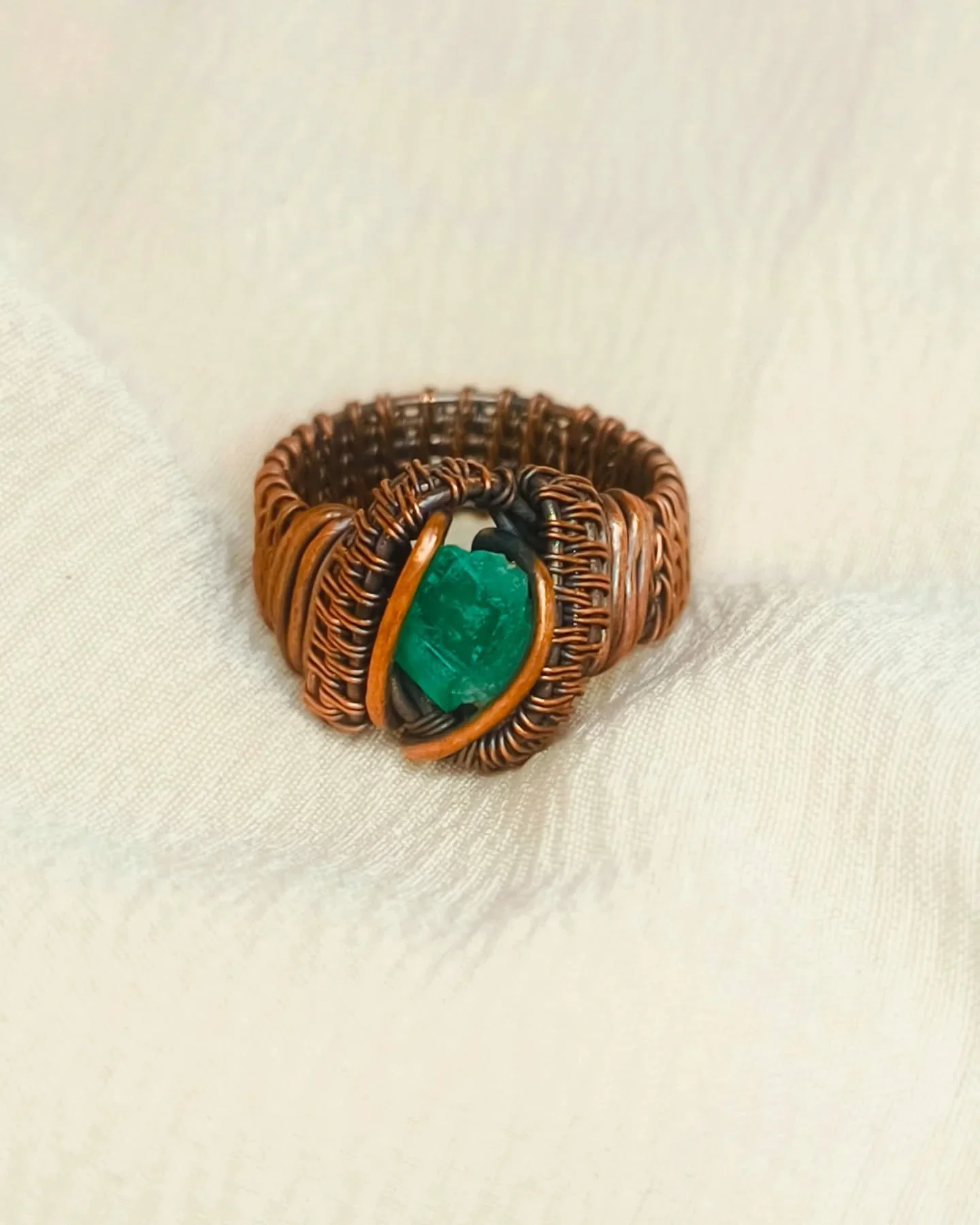 💚 Murralla de esmeralda💚
Un anillo que no solo adorna, tambi&eacute;n protege.
La esmeralda es conocida por abrir el coraz&oacute;n, atraer el equilibrio y fortalecer la conexi&oacute;n con lo verdadero ✨🍃
es un s&iacute;mbolo de fortaleza interio