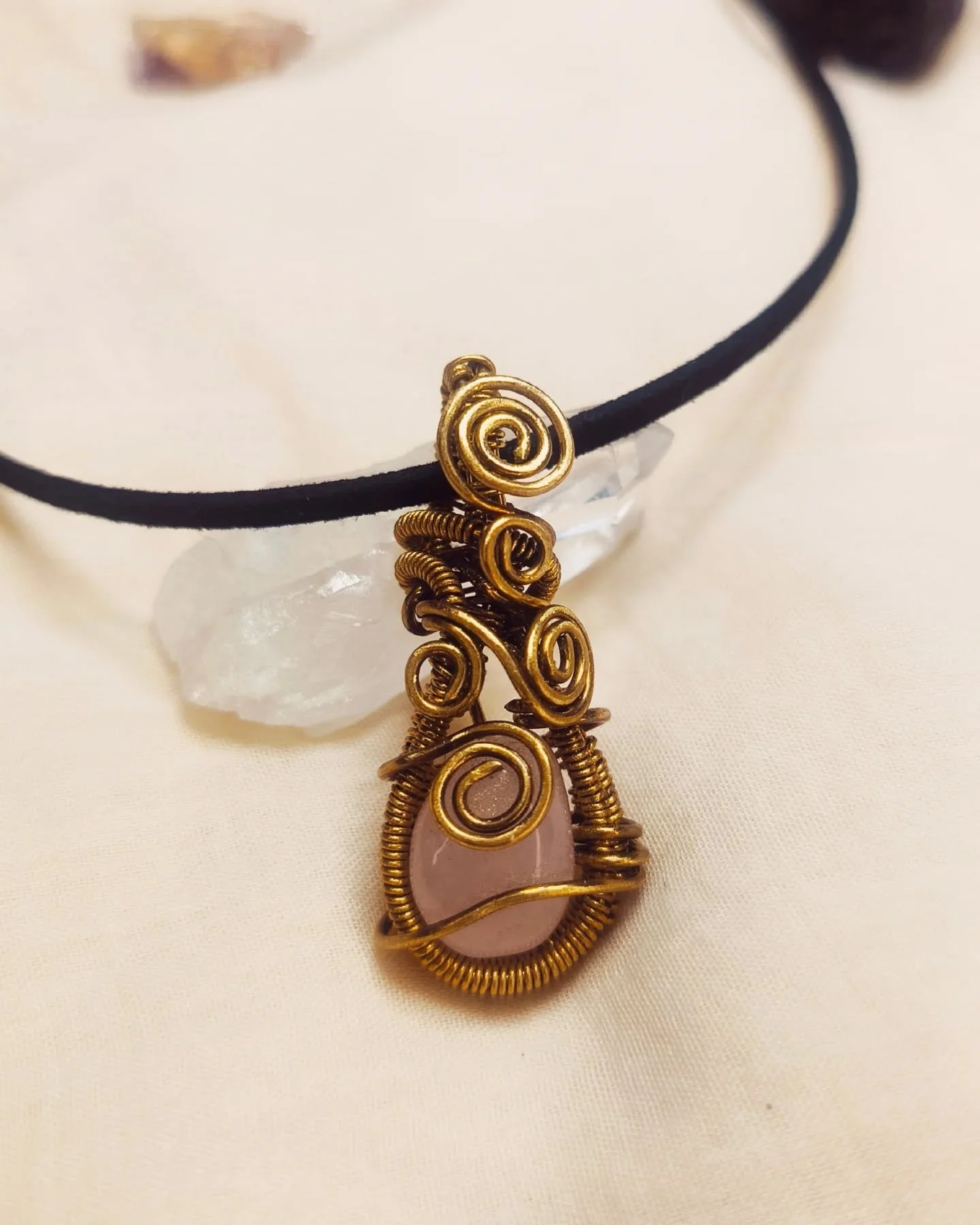 El cuarzo rosa 💗 es la piedra del amor propio, la sanaci&oacute;n emocional y la armon&iacute;a en las relaciones.
Su energ&iacute;a suave conecta con el chakra coraz&oacute;n, ayud&aacute;ndote a liberar bloqueos y atraer amor en todas sus formas.
