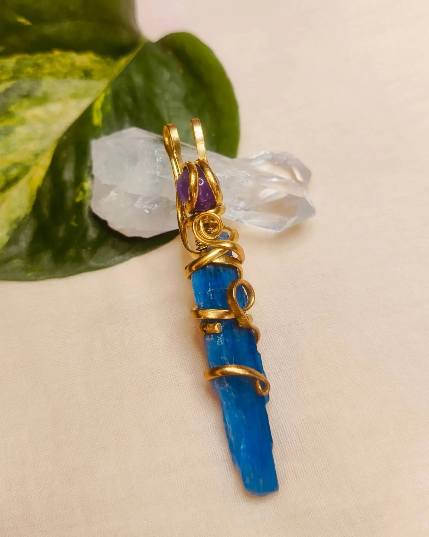 ✨ Cianita azul para alinear tu energ&iacute;a y amatista para proteger tu aura.
Un amuleto hecho a mano con intenci&oacute;n y magia 🍃
. 
. 
. 
. 
. 
. 
. 
. 
. 
. 
. 
. 
#CianitaAzul #Amatista #Joyer&iacute;aM&iacute;stica #HechoAMano #Talism&aacut