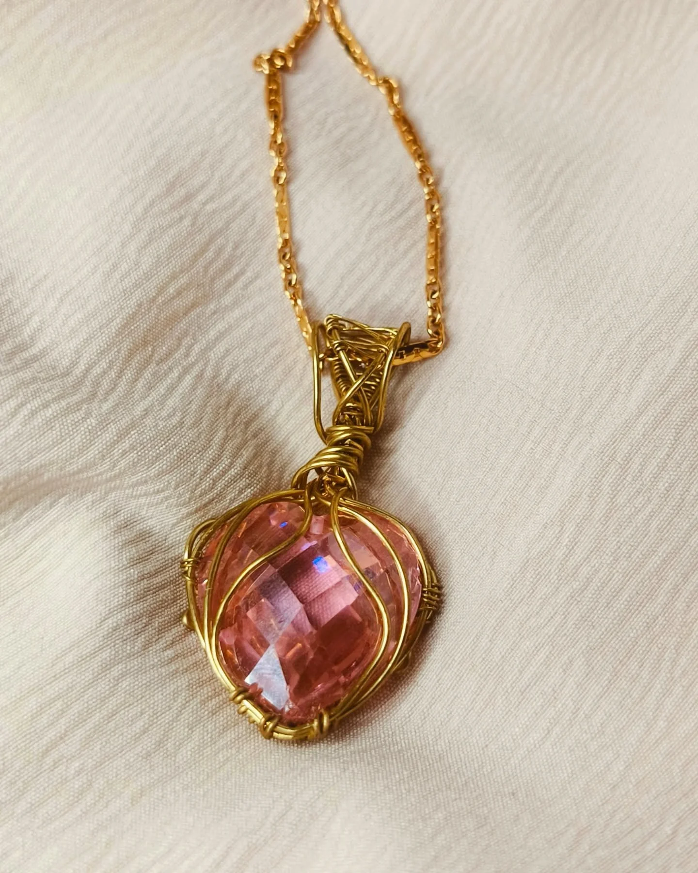 Dije en bronce y circonita🍃
Intenci&oacute;n, energ&iacute;a y brillo sutil que eleva✨
Dise&ntilde;ado para quienes buscan conectar con su esencia. 

Ya disponible en la tienda📩
. 
. 
. 
. 
. 
. 
. 
. 
. 
. 
#joyasm&iacute;sticas #dijeconsignificad