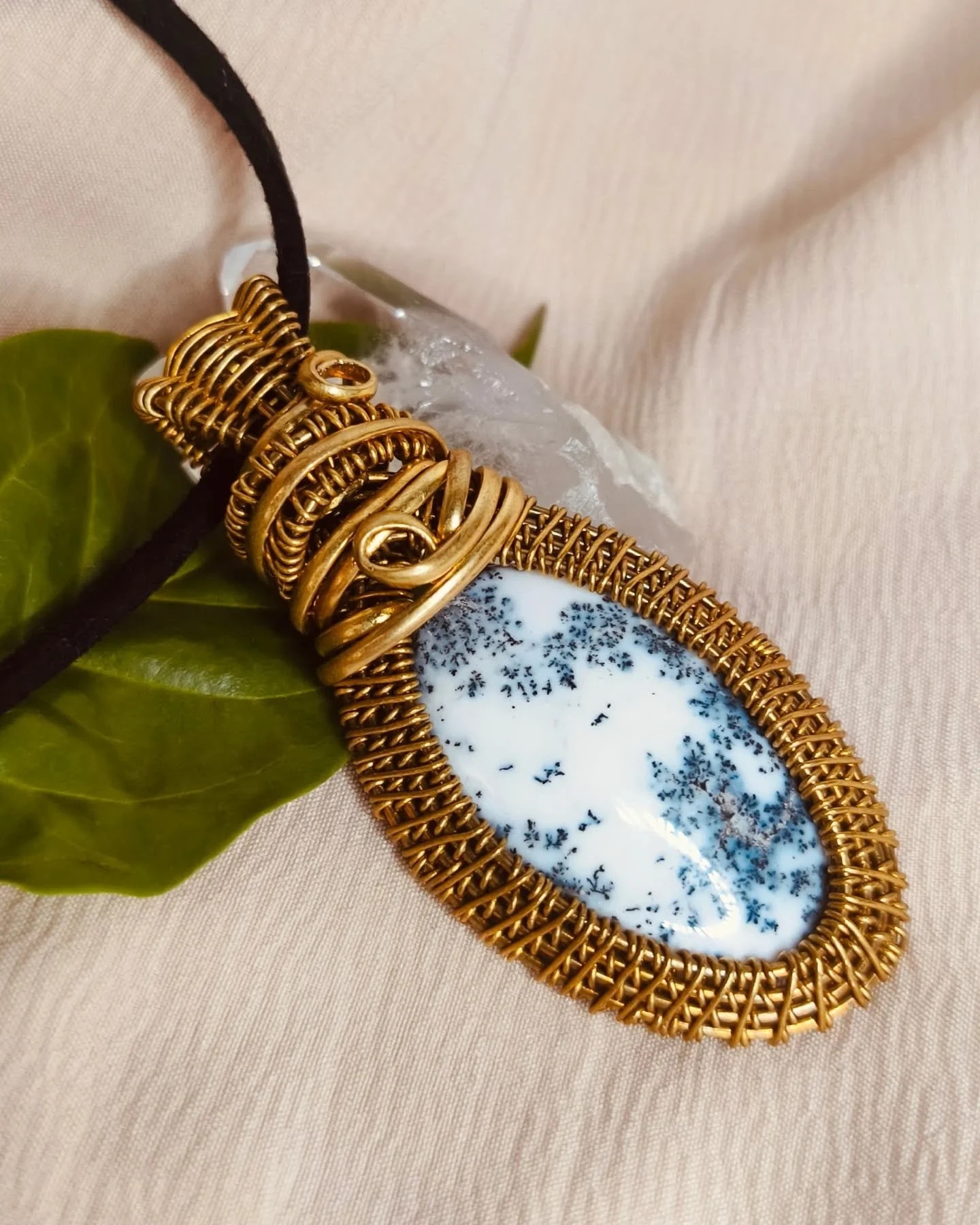 No es solo una piedra, es un s&iacute;mbolo de ra&iacute;ces, equilibrio y sabidur&iacute;a interior🍃
El &oacute;palo dendr&iacute;tico te acompa&ntilde;a cuando necesitas calma, claridad y volver a ti.
Montado en bronce, une lo espiritual con lo te