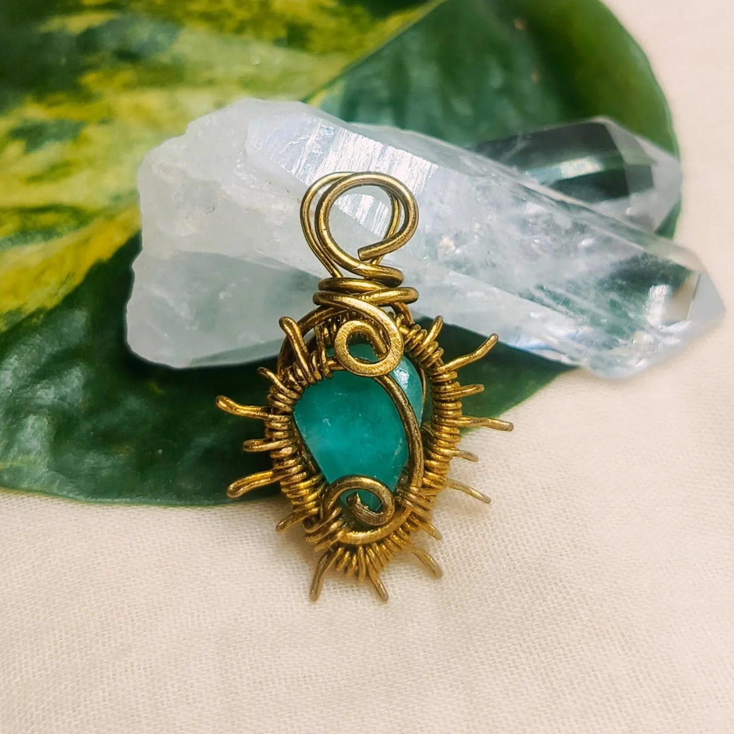 💚 Dije de bronce con murralla de esmeralda💚
Una joya que une lo ancestral con lo sagrado.
La esmeralda, piedra del coraz&oacute;n y la verdad interior. 

El bronce potencia su conexi&oacute;n con la tierra ✨
y le da un car&aacute;cter protector y f
