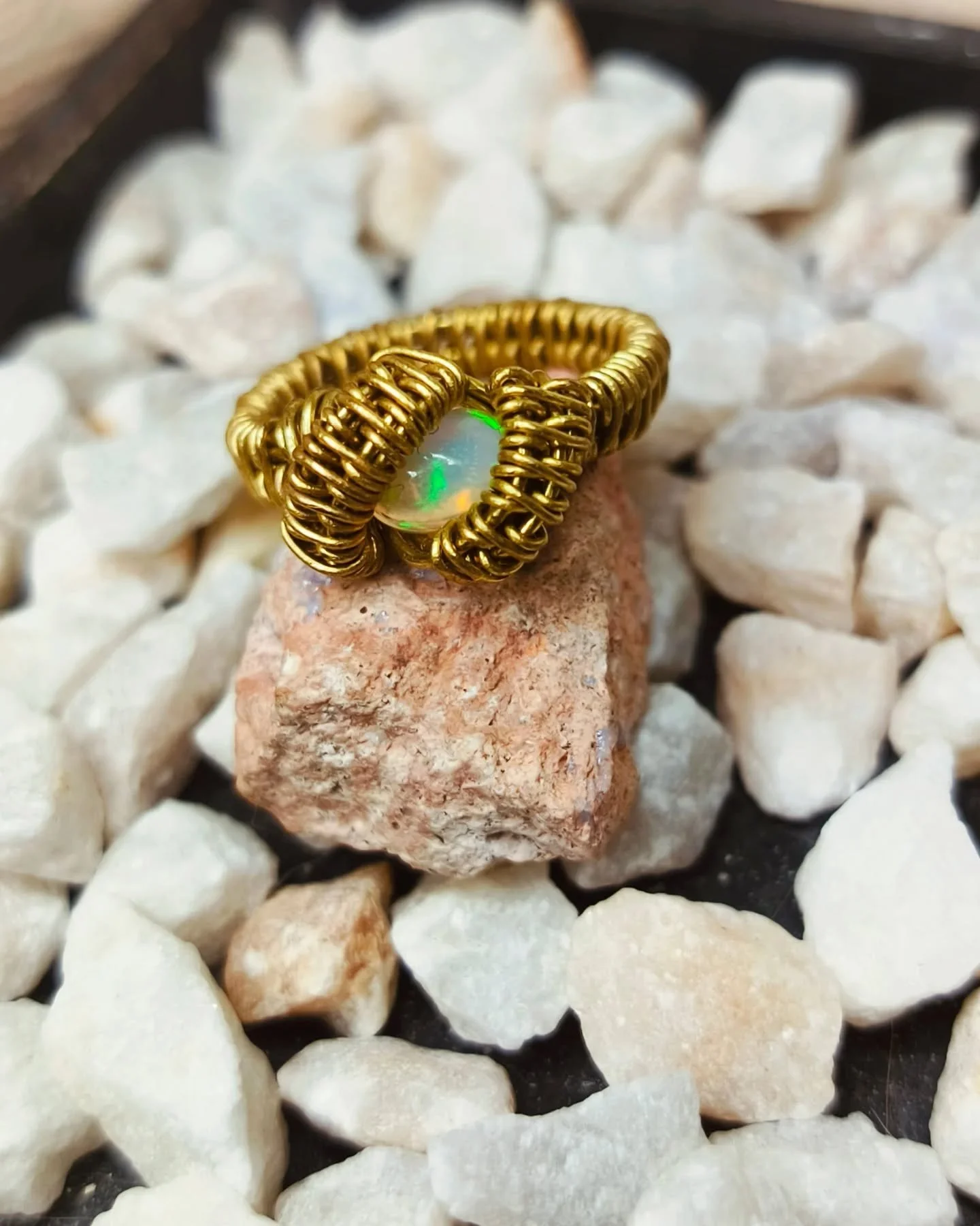 🌿 Anillo de &Oacute;palo enredado en bronce 🌿
Una gema que guarda fuego en su interior y refleja luz en todas sus formas.
El &oacute;palo potencia la creatividad, la intuici&oacute;n y la conexi&oacute;n con tu mundo interior ✨
El bronce, como meta