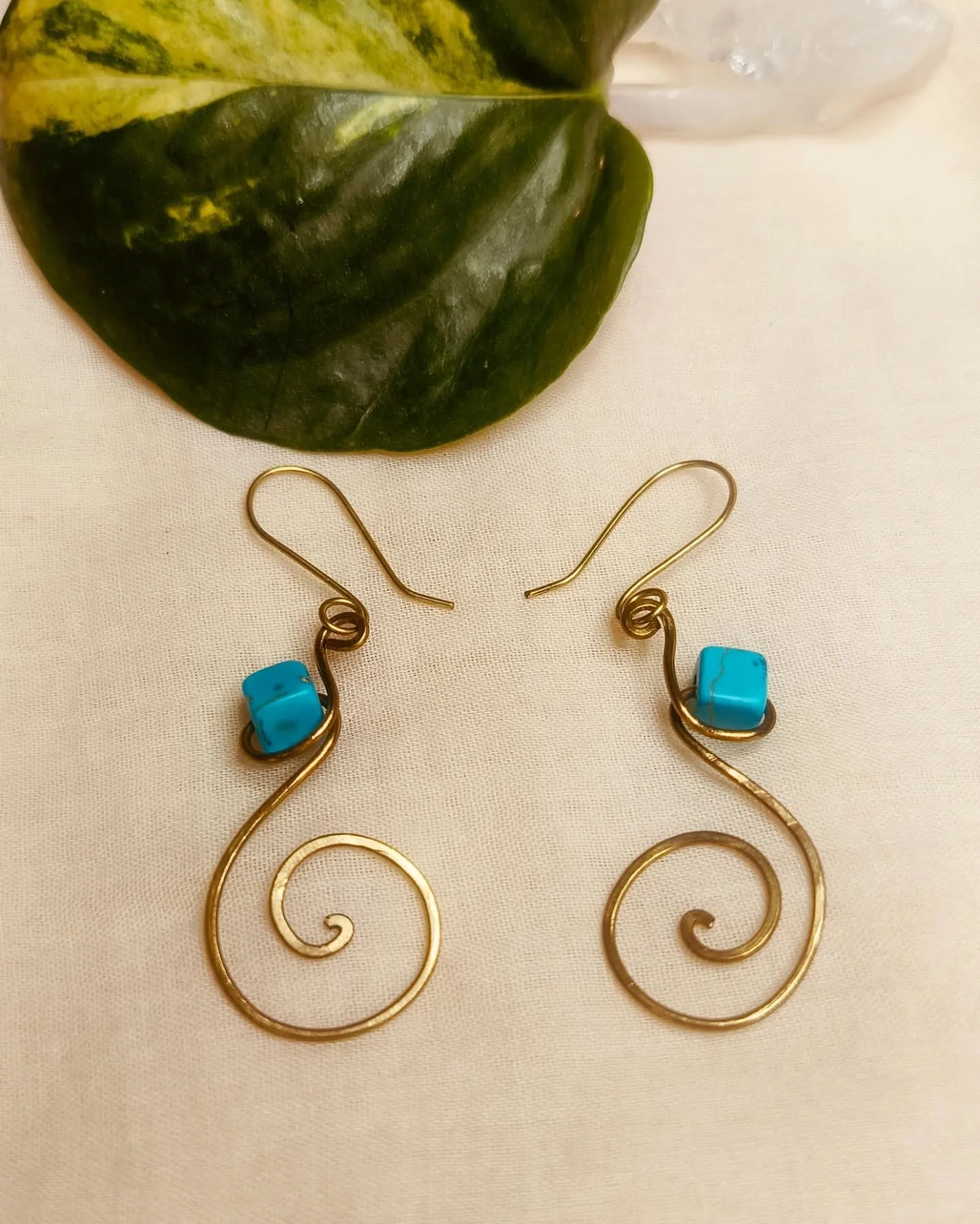 ✨ Esp&iacute;ritu en espiral ✨
Aretes en bronce con turquenita,
una piedra que calma la mente, equilibra las emociones
y disuelve el estr&eacute;s del d&iacute;a a d&iacute;a 🌀💙

El espiral representa evoluci&oacute;n y expansi&oacute;n,
y el bronc