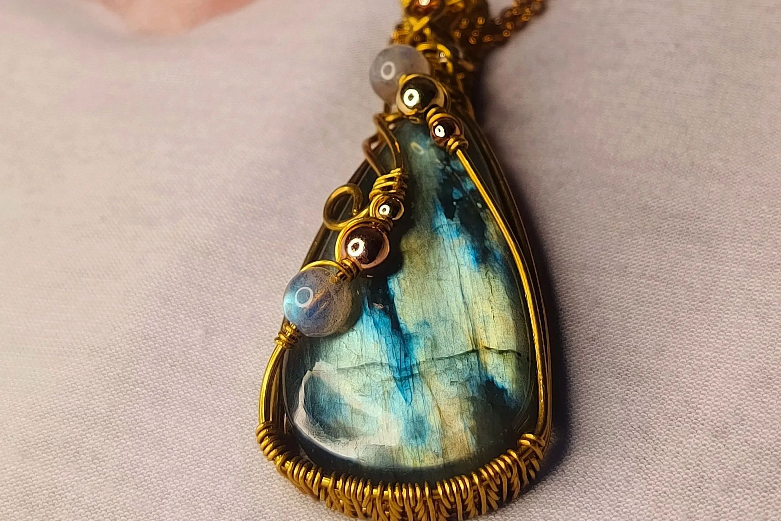 Labradorita: La Piedra de la Transformación y la Protección Mágica