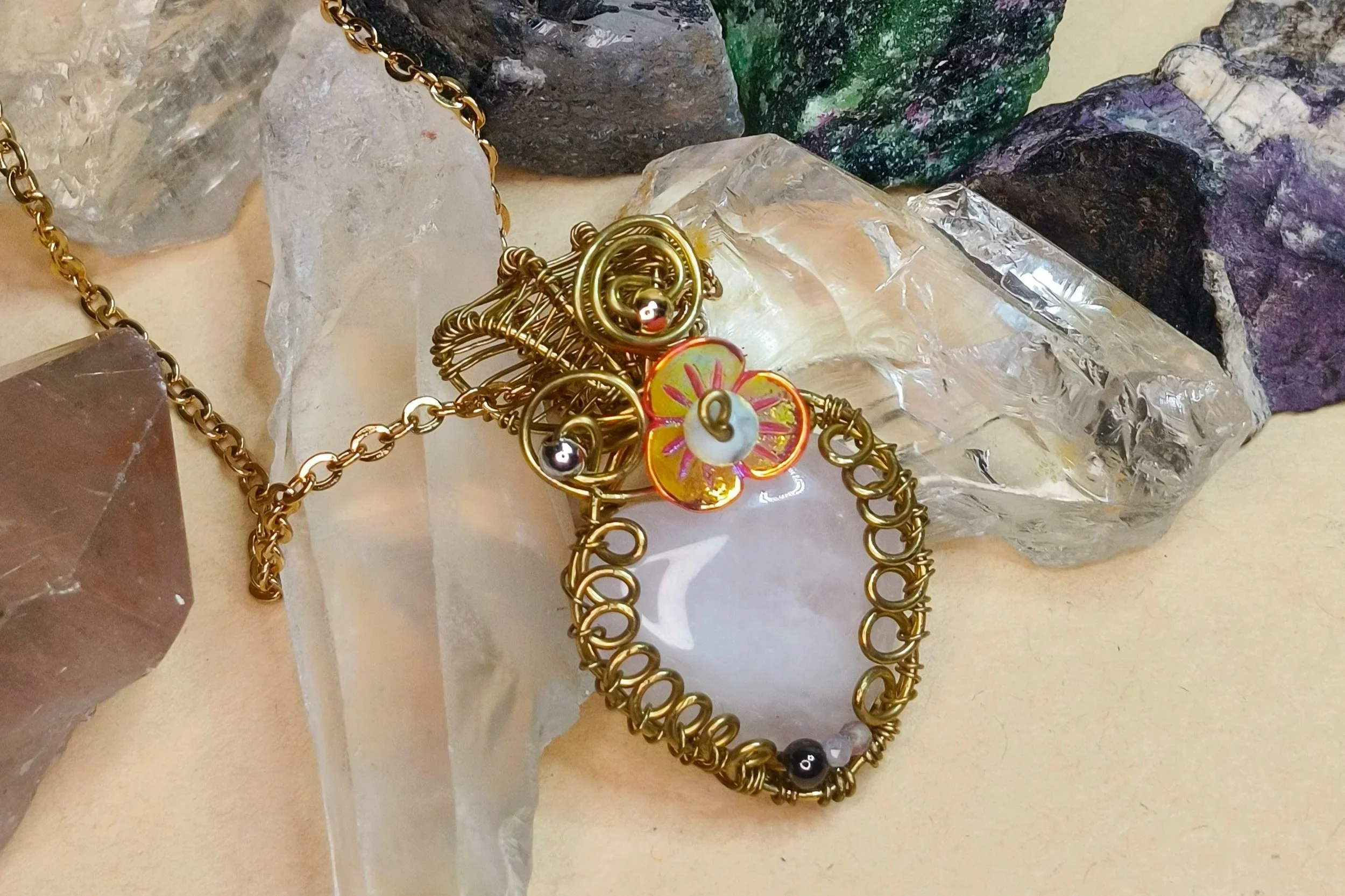 Cuarzos en Bruto vs. Pulidos: ¿Pierden sus Propiedades?