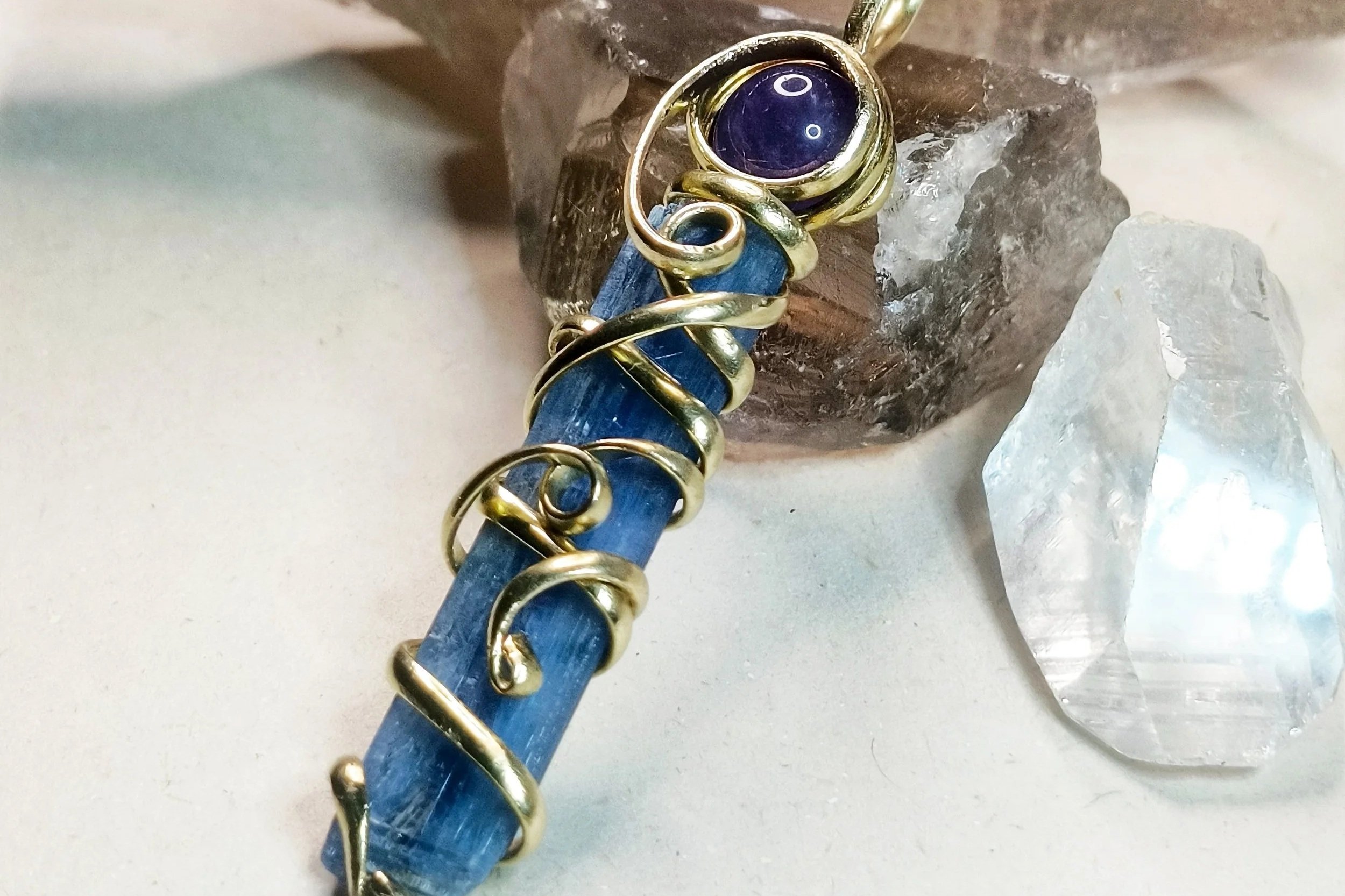 Cuarzos vs. Piedras Naturales: ¿Cuál Elegir para tu Bienestar?