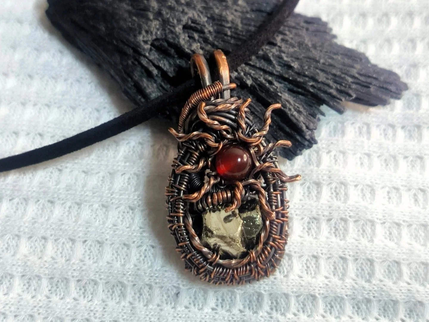 Dije en cobre pirita y cornalina collar joyería artesanal Buena Madre