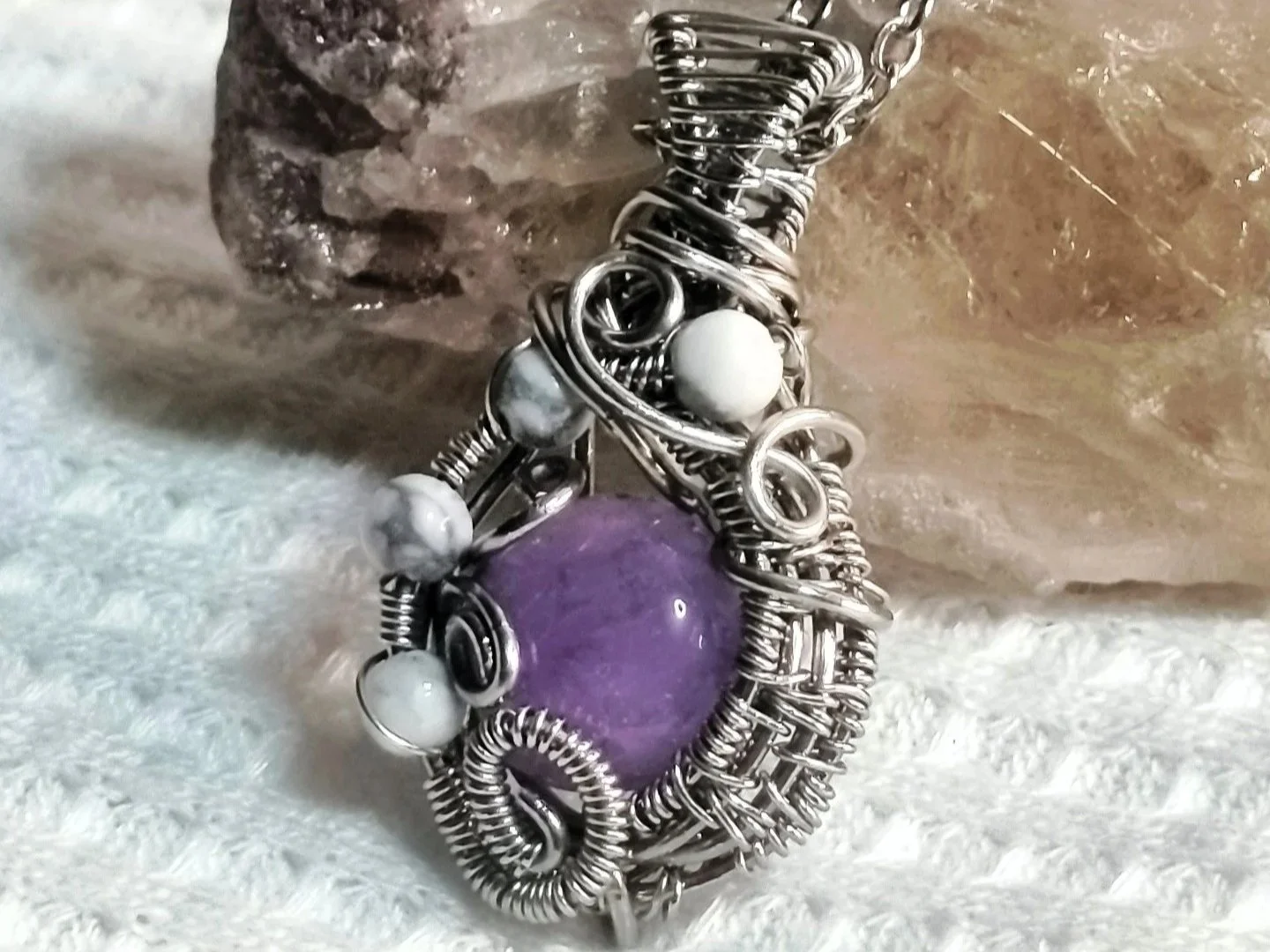 Dije en acero con Amatista y Howlita collar joyería artesanal Buena Madre