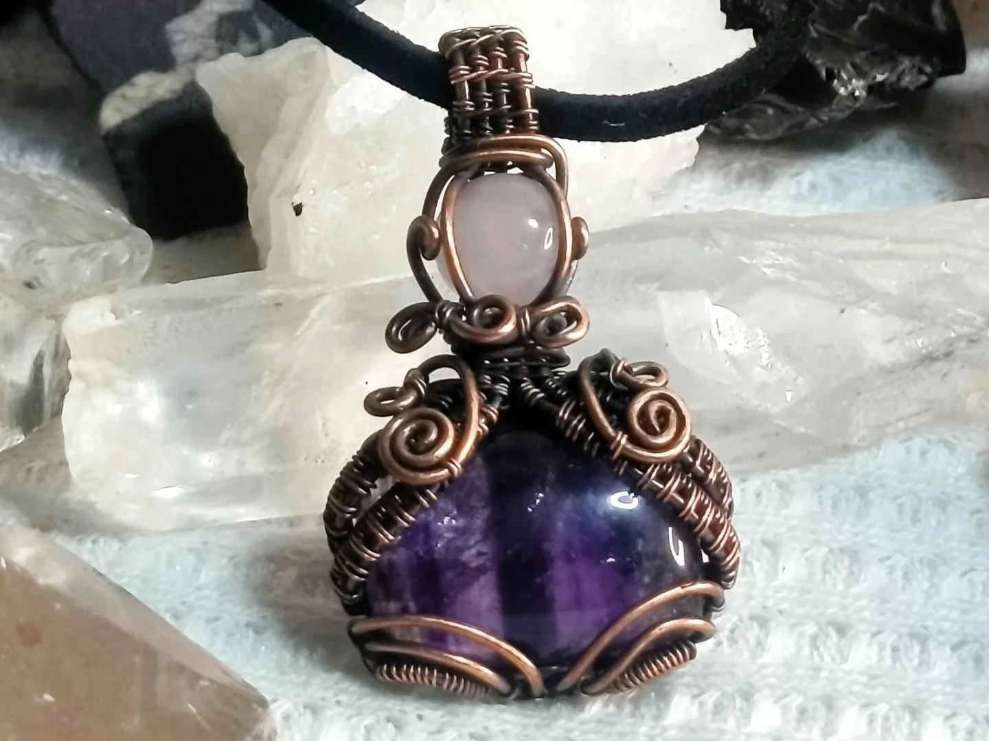 Dije en cobre Amatista y Cuarzo Rosado collar joyería artesanal Buena Madre