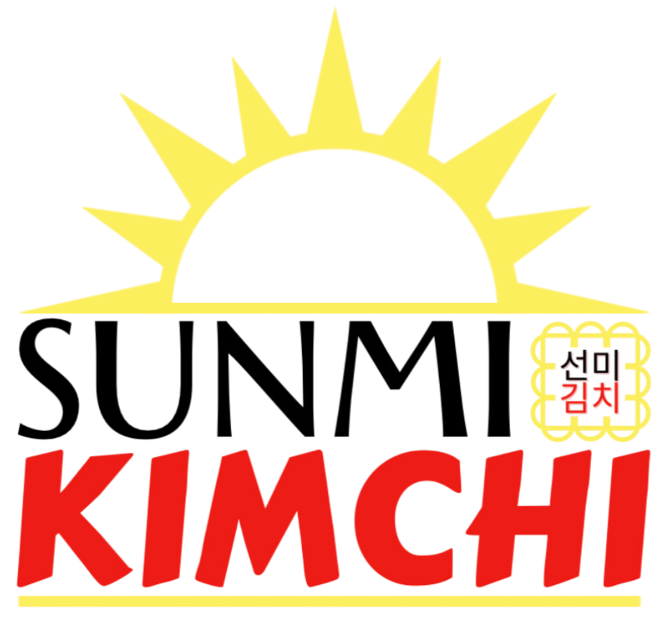Logo for Sunmi Kimchi. Half sun in a bright yellow. "Sunmi" in black font and "Kimchi" in red font. Sunmi Kimchi is also written in Korean: Sunmi (선미), Kimchi (김치).