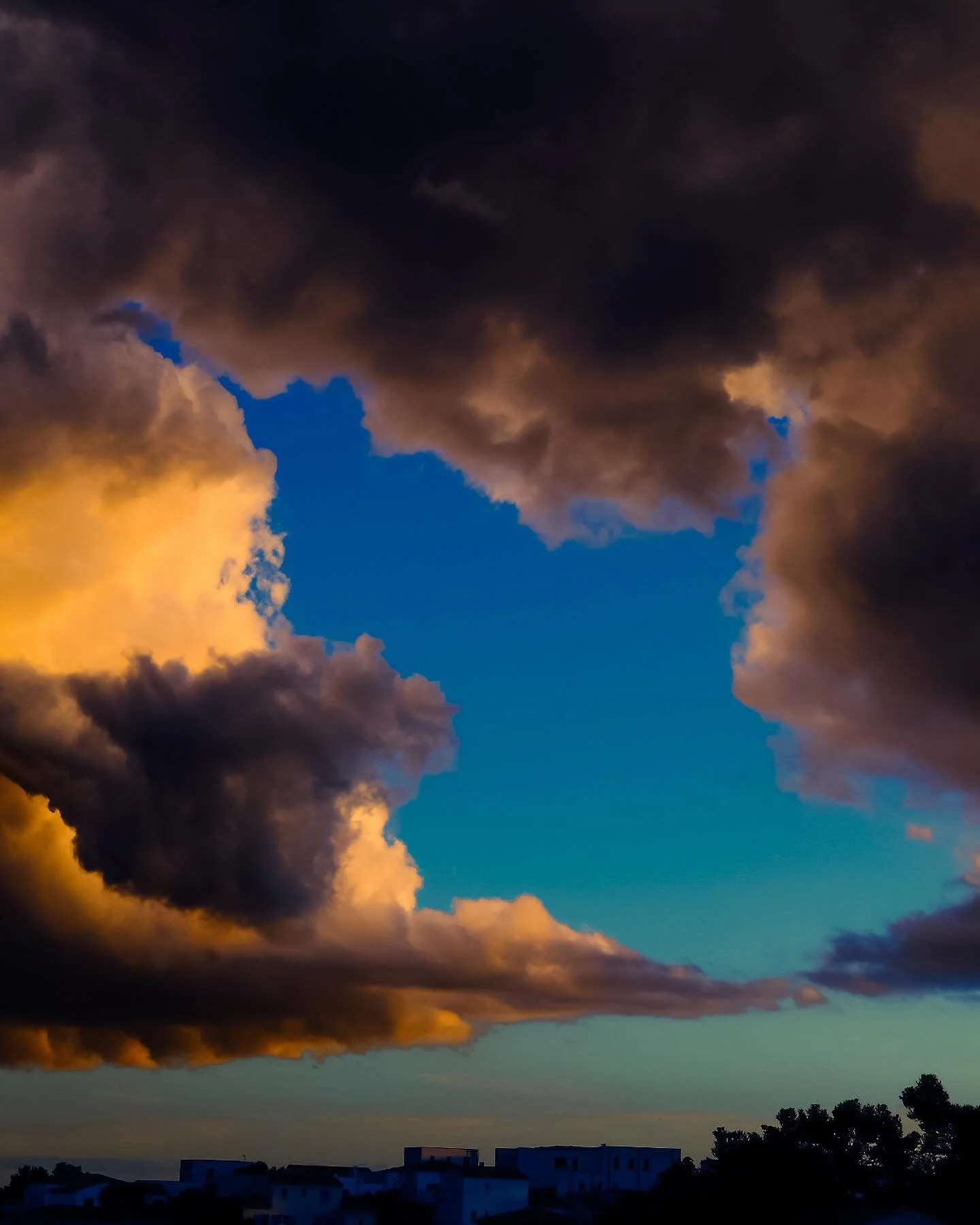 Comme on aime,
Sans pass&eacute;.
.
.
.
.
#fujifilmxseries #fujixseries #fujifilmphotography #streetphotography #cloudstagram #cloudporn #skyphotography #skyphotography #skycolors #bluesky #detailsphotography #womenphotographers #lightpaintingphotogr