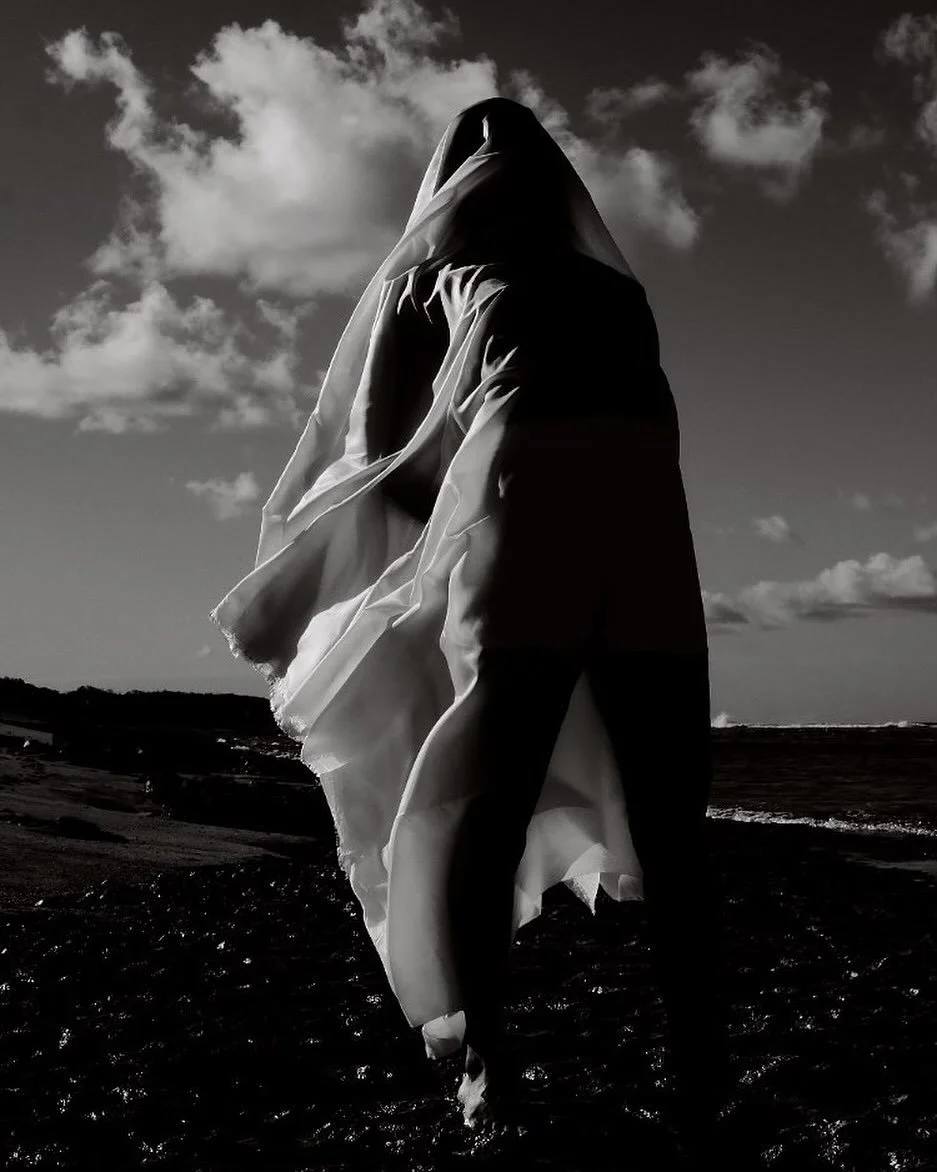 Le voile 
Il camoufle le parfum de l&rsquo;&eacute;vidence,
C&rsquo;est celui qui se pose sans que l&rsquo;on s&rsquo;en aper&ccedil;oive, 
Au fil des ann&eacute;es, qui se tisse, pour affronter les remarques et les attentes
Il porte la couleur de l&