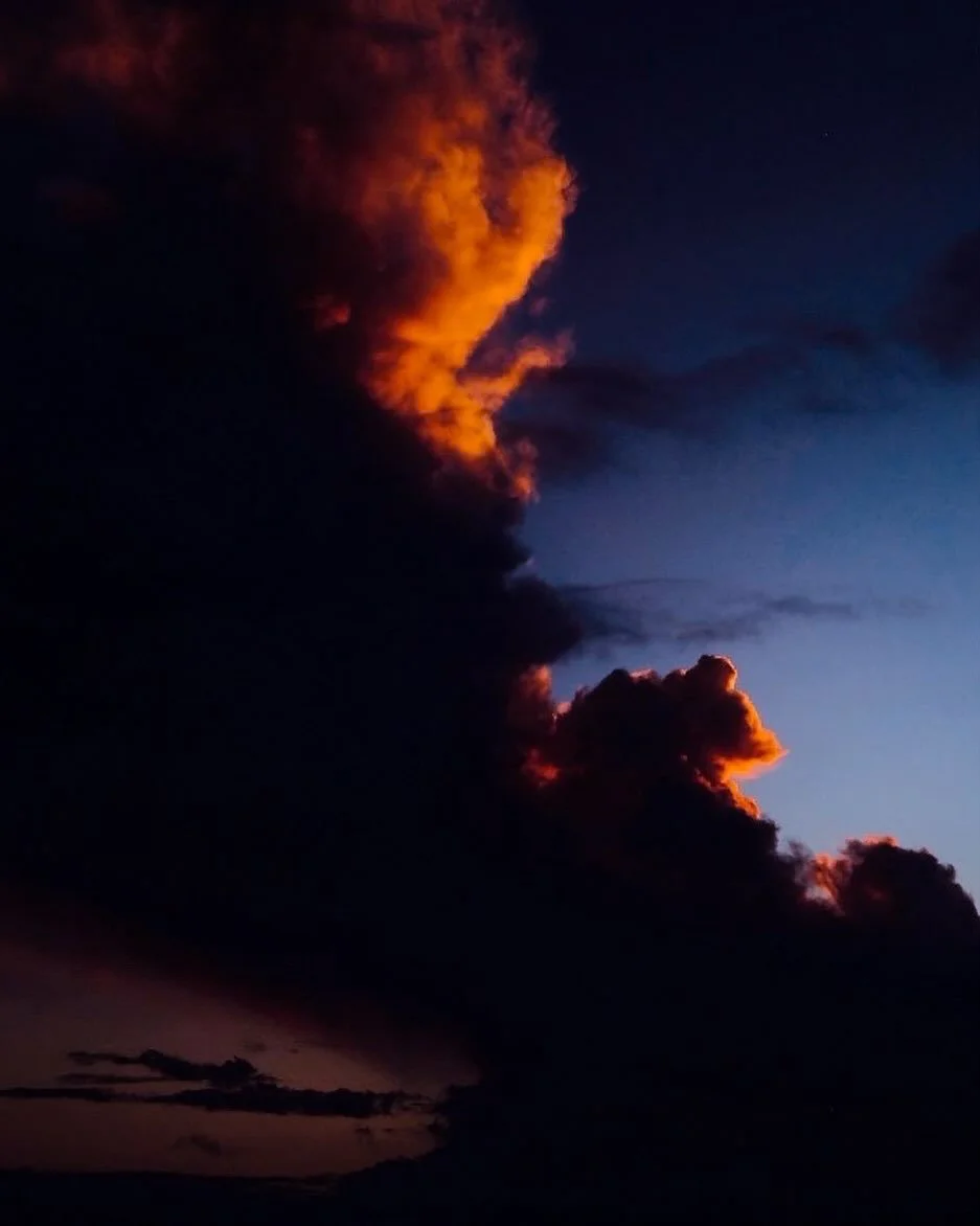 Du vent dans nos ailes.
Il y a ces voyages qui font grandir cette envie furieuse de partir souvent. 
De d&eacute;couvrir encore et toujours.
De ces voyages qui rappellent que le soleil se l&egrave;ve toujours quelque part. 
De ceux qui retracent les 