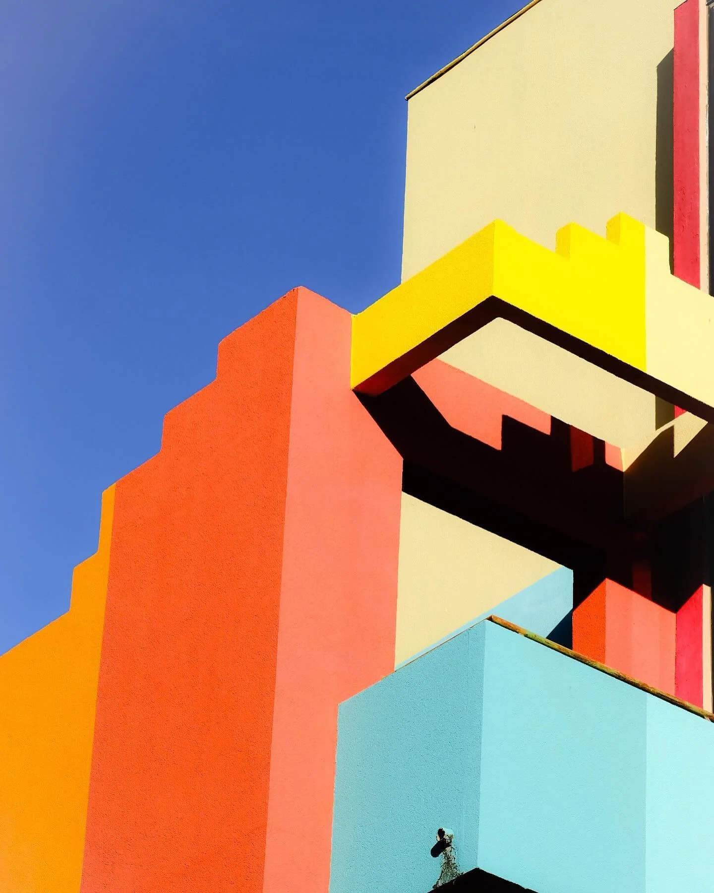 Un r&ecirc;ve un peu trop color&eacute;,
Rose, bleu, jaune, vert entrelac&eacute;s,
On pourrait penser &agrave; des jouets empil&eacute;s.
En fait c&rsquo;est juste la r&eacute;alit&eacute; quand on sait bien la regarder, 
Comme un bout d&rsquo;enfan