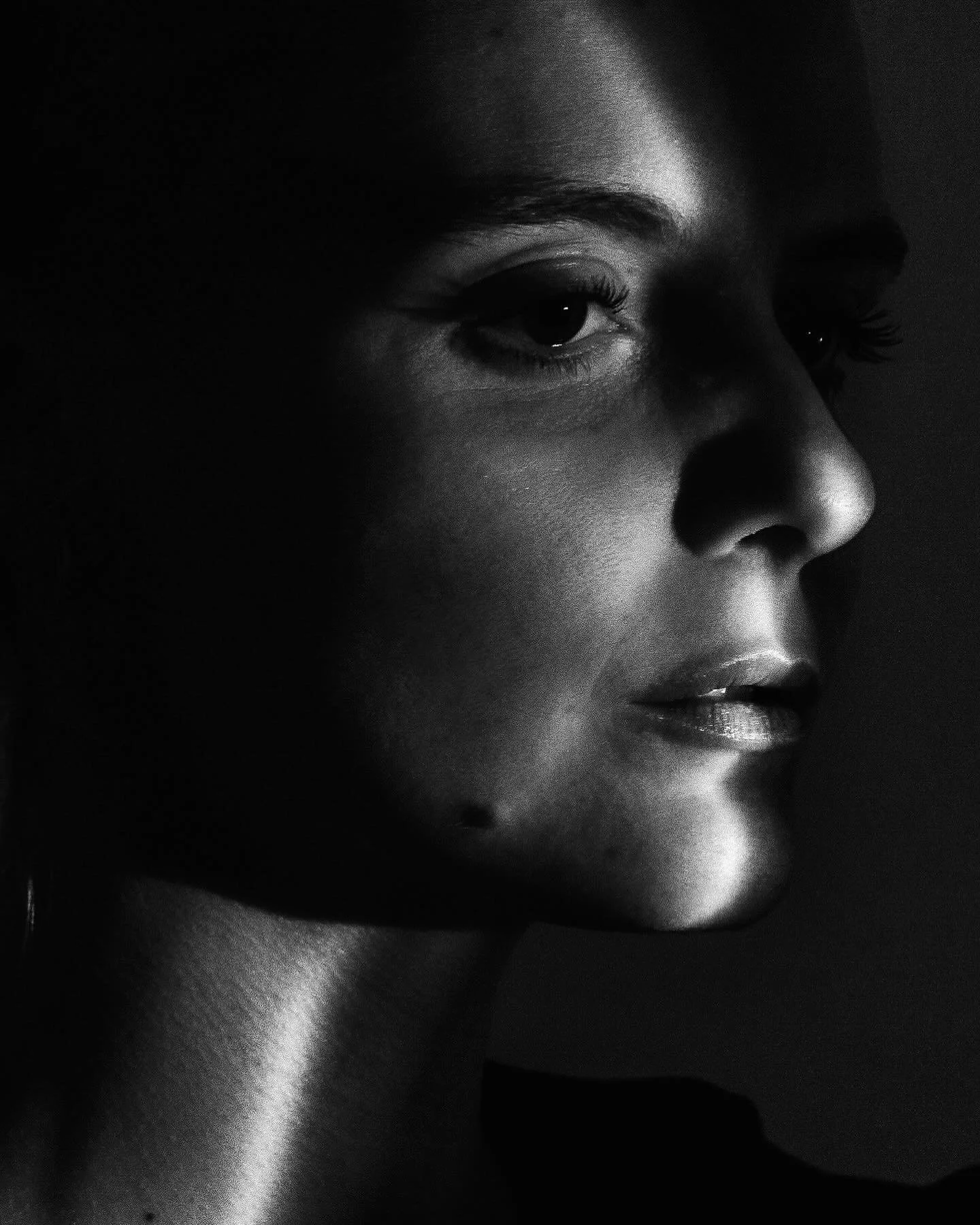 &Eacute;crire avec la lumi&egrave;re, 
Un chemin devant, un chemin derri&egrave;re 
Grouillant de v&eacute;rit&eacute;s, 
Se laisser traverser par la vie d&rsquo;apr&egrave;s,
Ce d&eacute;j&agrave; vu ou cet enfin retrouv&eacute;. 
.
.
.
.
#fujifilmp