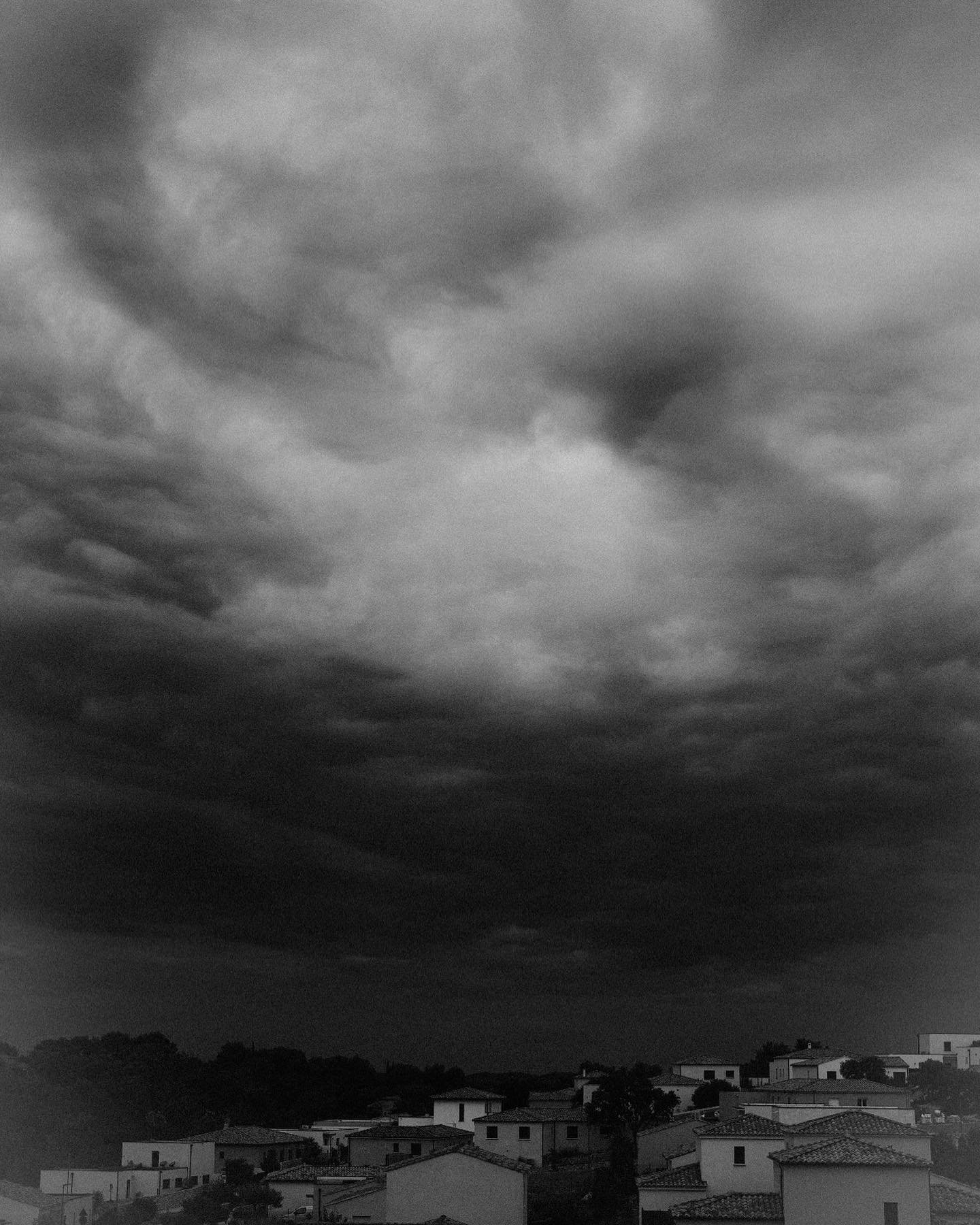 &laquo;&nbsp;Observer le mouvement des autres,
Depuis le tarmac de son existence&nbsp;&raquo;
.
.
.
.
#fujilovers #fujixseries #fujifilmfrance #fujixpro2 #fuji35mmf2 #35mm #35mmfilm #35mmstreetphotography #35mmphoto #streetphotography #skyporn #skypo