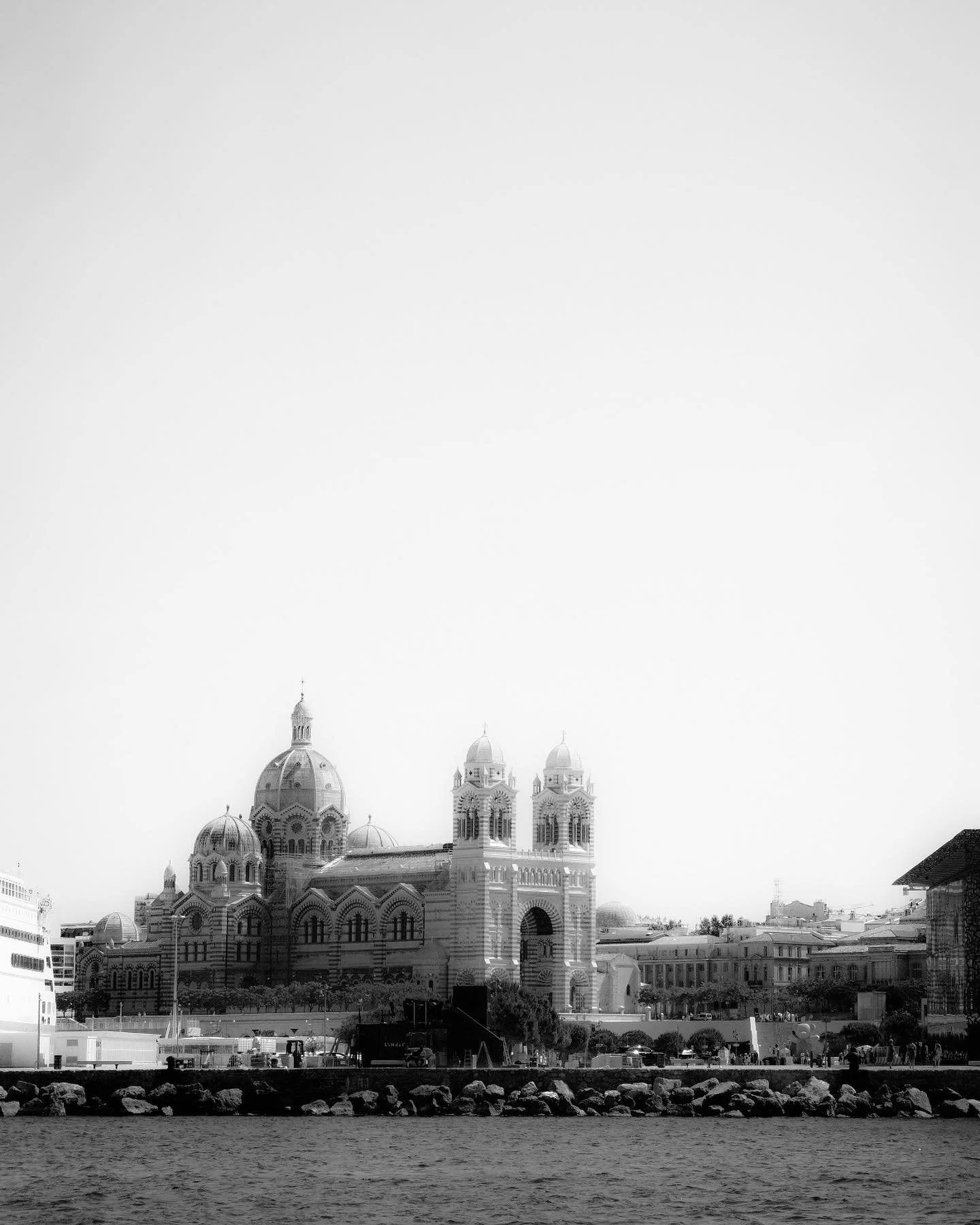 Une porte sur le pass&eacute;,
Un regard vers le futur
.
.
.
.
#marseillephotolovers #marseillegram #marseillemaville #marseille #lamajor #streetphotography #lensculturestreets #lensculture #blackandwhitephotography #blackandwhite #bnwphotography #bn