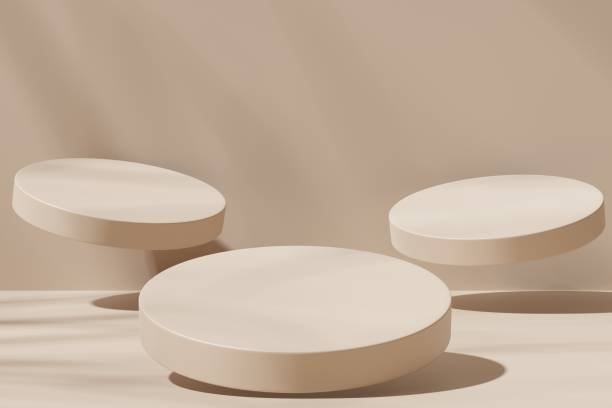 Trois plateaux suspendus en vol, avec un fond neutre.